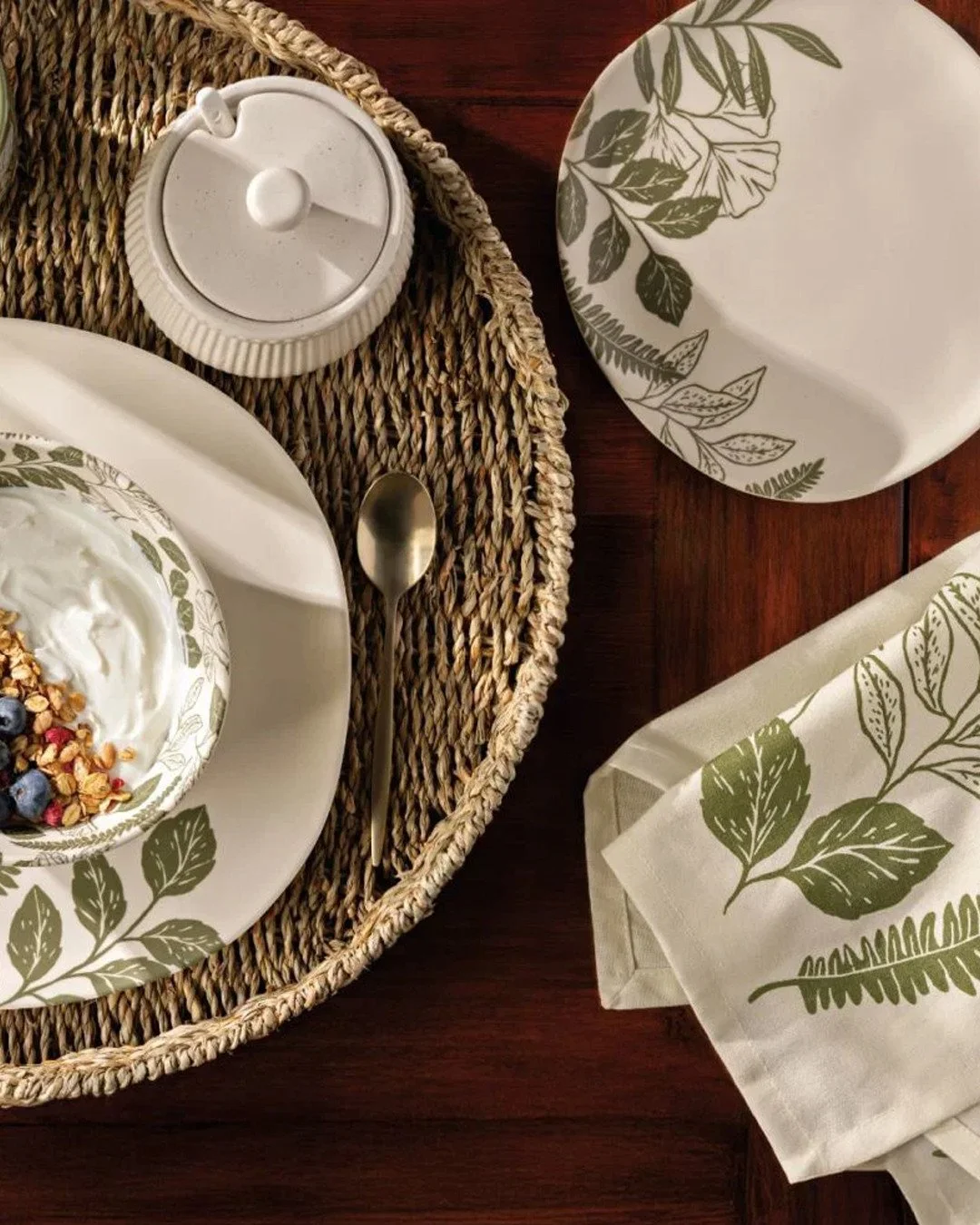 Summer entertaining starts here ☀️🌿⁠
⁠
During our Memorial Day Sale, save 20% on select melamine and acrylic entertaining pieces, including the beautiful Fern &amp; Frond collection featured here.⁠
⁠
Perfect for patio dinners, backyard brunches, poo