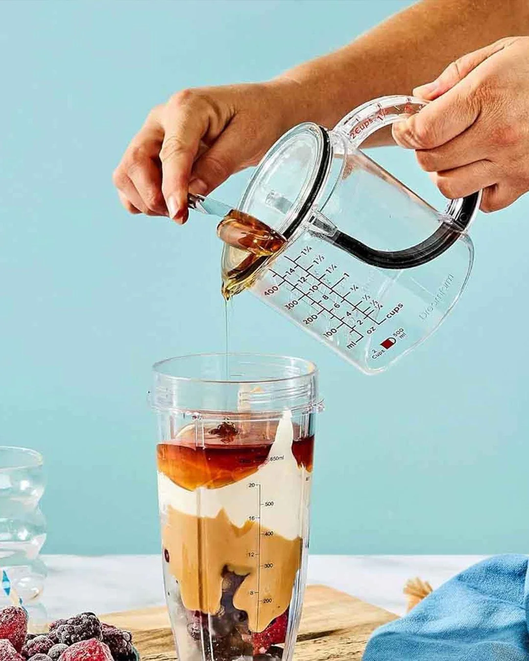 This might be the smartest measuring cup we&rsquo;ve ever seen. 🤯⁠
⁠
The Dreamfarm Big Upcup measures liquids, dry ingredients and sticky stuff all in one compact tool thanks to its clever adjustable design. No digging through drawers. No messy conv