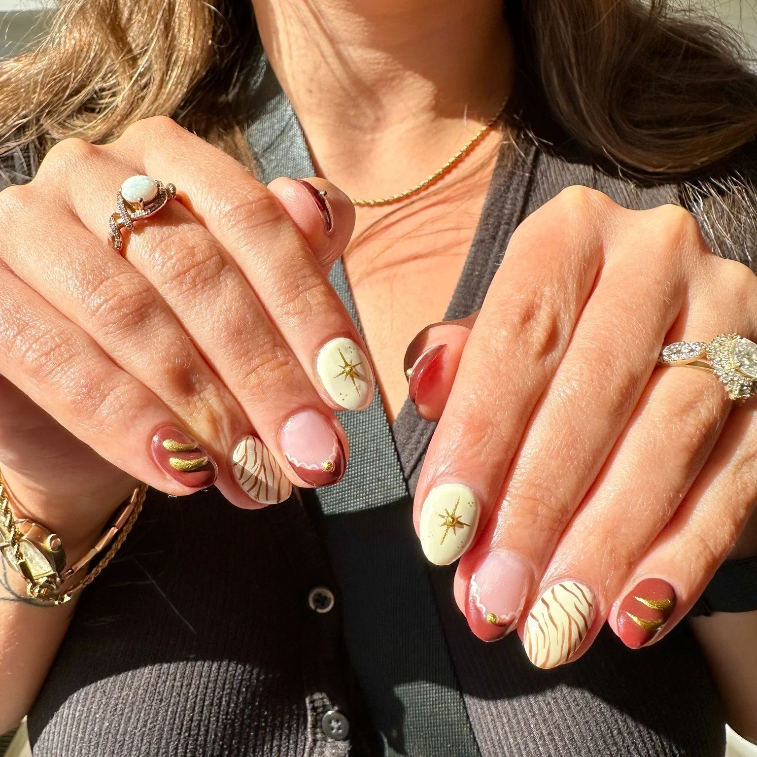 Fall tones hittin&rsquo; different with a touch of gold 💅🏼🍂 // Tier 3 nail art by @nails.by.ceci 

Polished Hamilton is open Tuesday-Saturday from 10-7pm and Sunday 10-4! Book online @ polishedhamilton.com 

#nailsdesign #nailtechs #nailtech #Nail