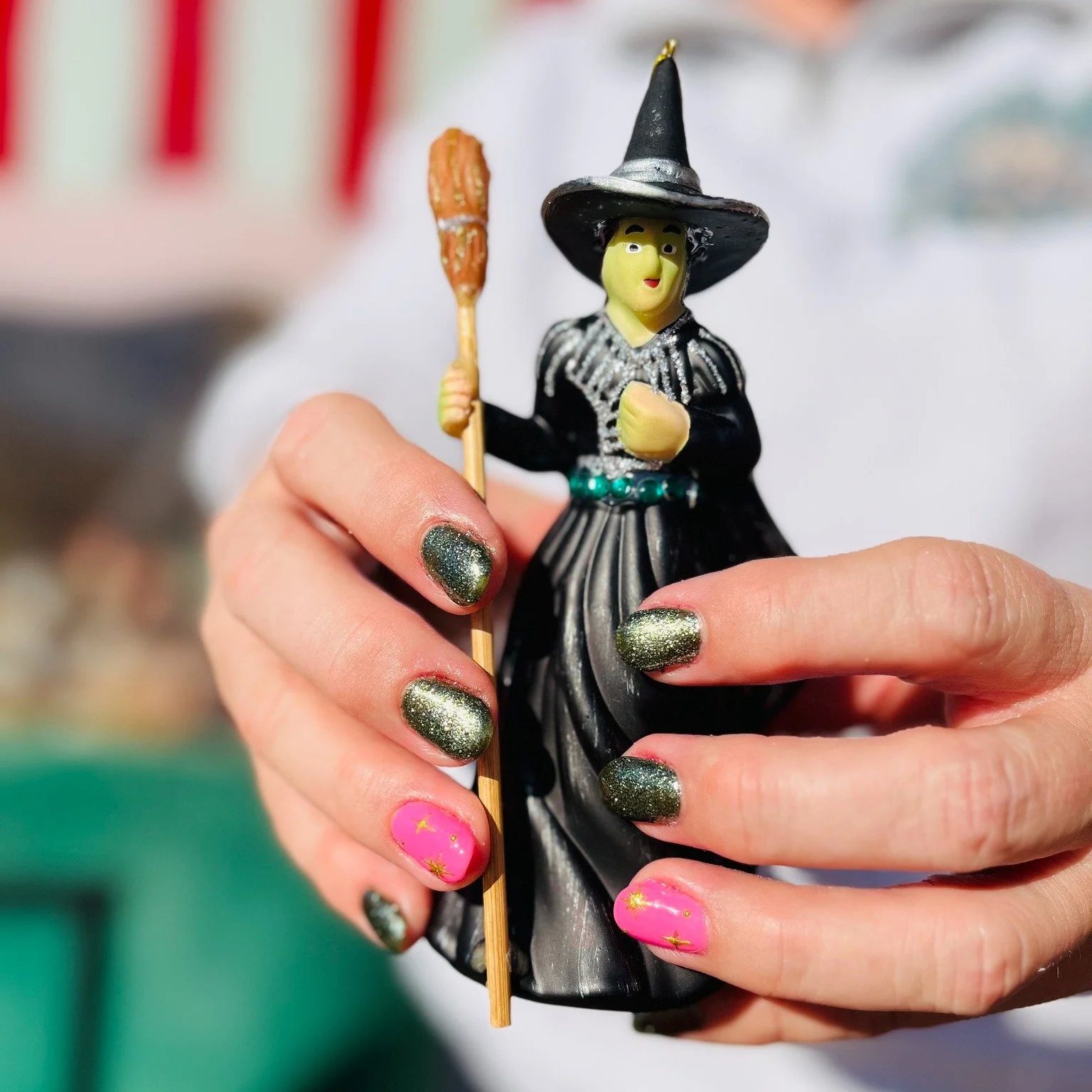 A manicure straight from the Emerald City 💚⭐ // Tier 1 nail art by Nina! 

Polished Hamilton is open Tuesday-Saturday from 10-7pm and Sunday 10-4! Book online @ polishedhamilton.com 

#nailsdesign #nailtechs #nailtech #NailPolish #SalonOpening #nail