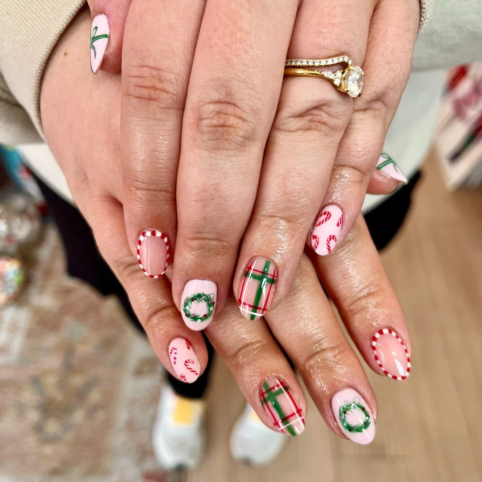 These nails understood the Christmas Season assignment 🎁✨

Polished Hamilton is open Tuesday-Saturday from 10-7pm and Sunday 10-4! Book online @ polishedhamilton.com 

#nailsdesign #nailtechs #nailtech #NailPolish #SalonOpening #nailsart #NewBeginni