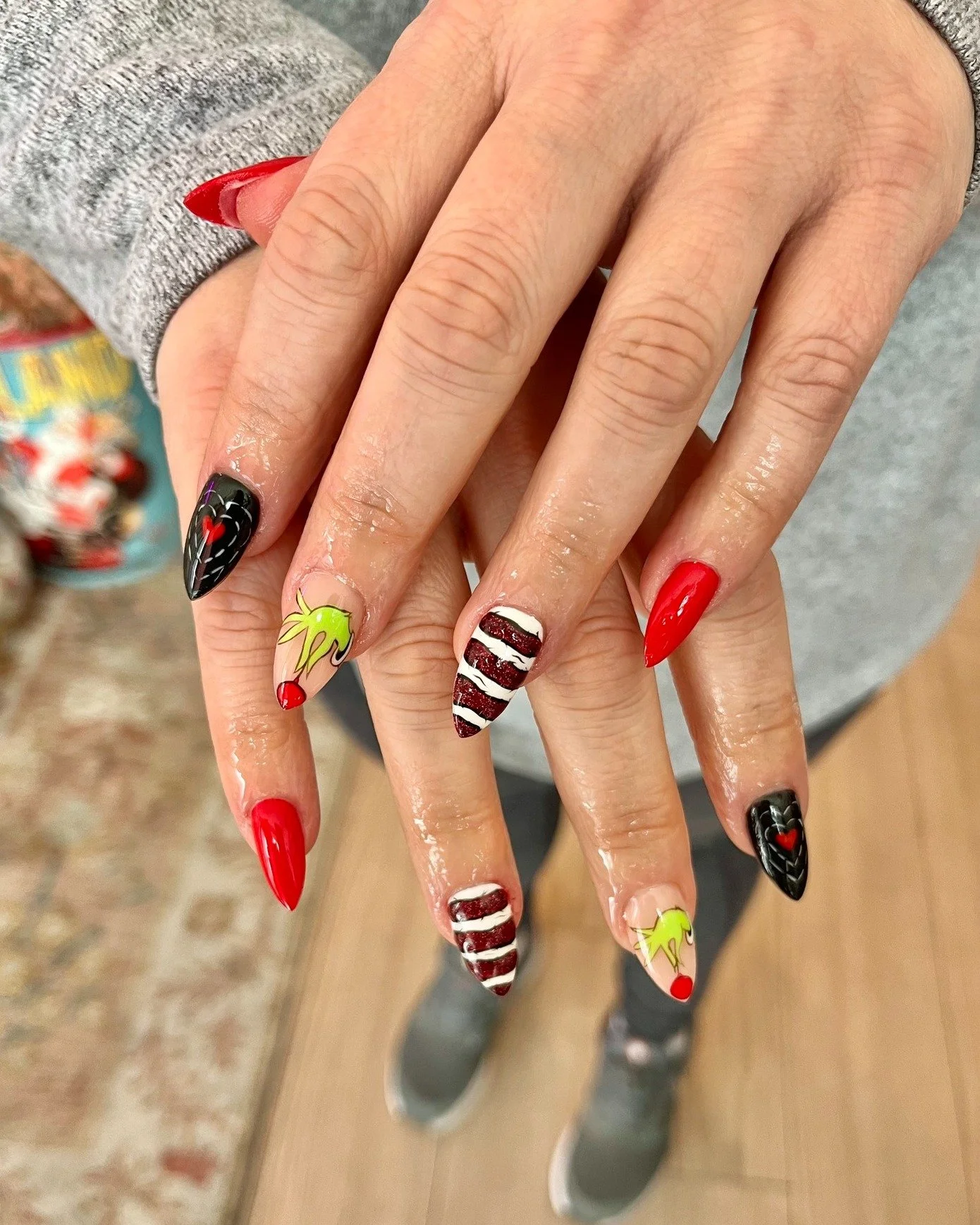 Grinch-approved glam 💚 // Gel-X mani with tier 3 nail art by @nailsbysophcall 

Polished Hamilton is open Tuesday-Saturday from 10-7pm and Sunday 10-4! Book online @ polishedhamilton.com 

#nailsdesign #nailtechs #nailtech #NailPolish #SalonOpening 