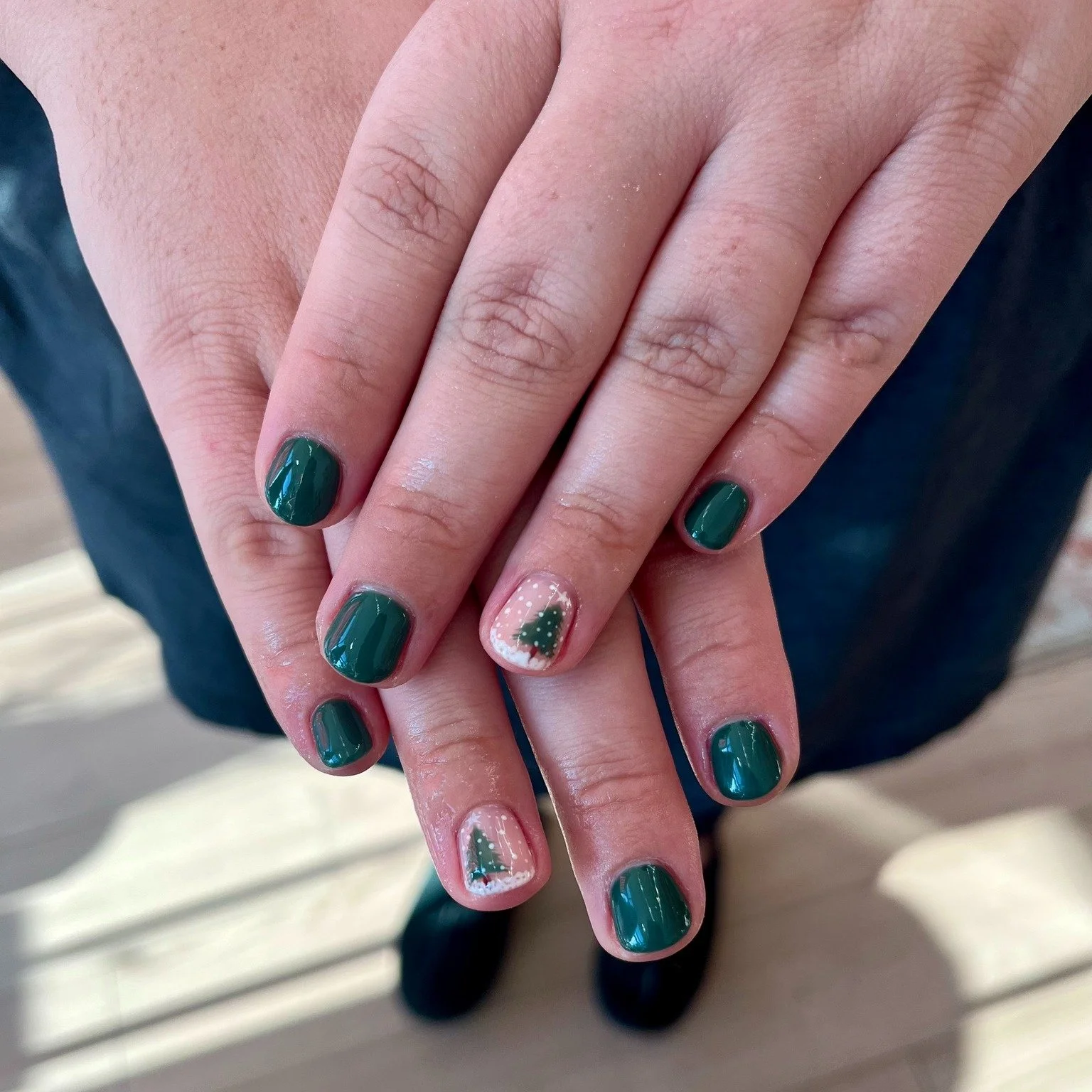 A fresh mani and a sprinkle of holiday cheer. ✨🎄 // Tier 1 nail art by @nailsbysophcall 

Polished Hamilton is open Tuesday-Saturday from 10-7pm and Sunday 10-4! Book online @ polishedhamilton.com 

#nailsdesign #nailtechs #nailtech #NailPolish #Sal