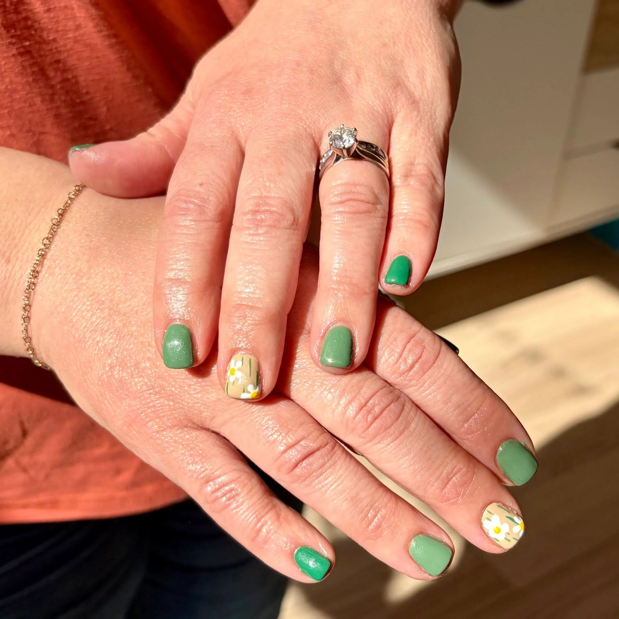 A little green, a little floral, and a whole lot of spring vibes 🌿🌼 // Tier 1 mani by Nina

Polished Hamilton is open Tuesday-Saturday from 10-7pm and Sunday 10-4! Book online @ polishedhamilton.com 

#nailsdesign #nailtechs #nailtech #NailPolish #