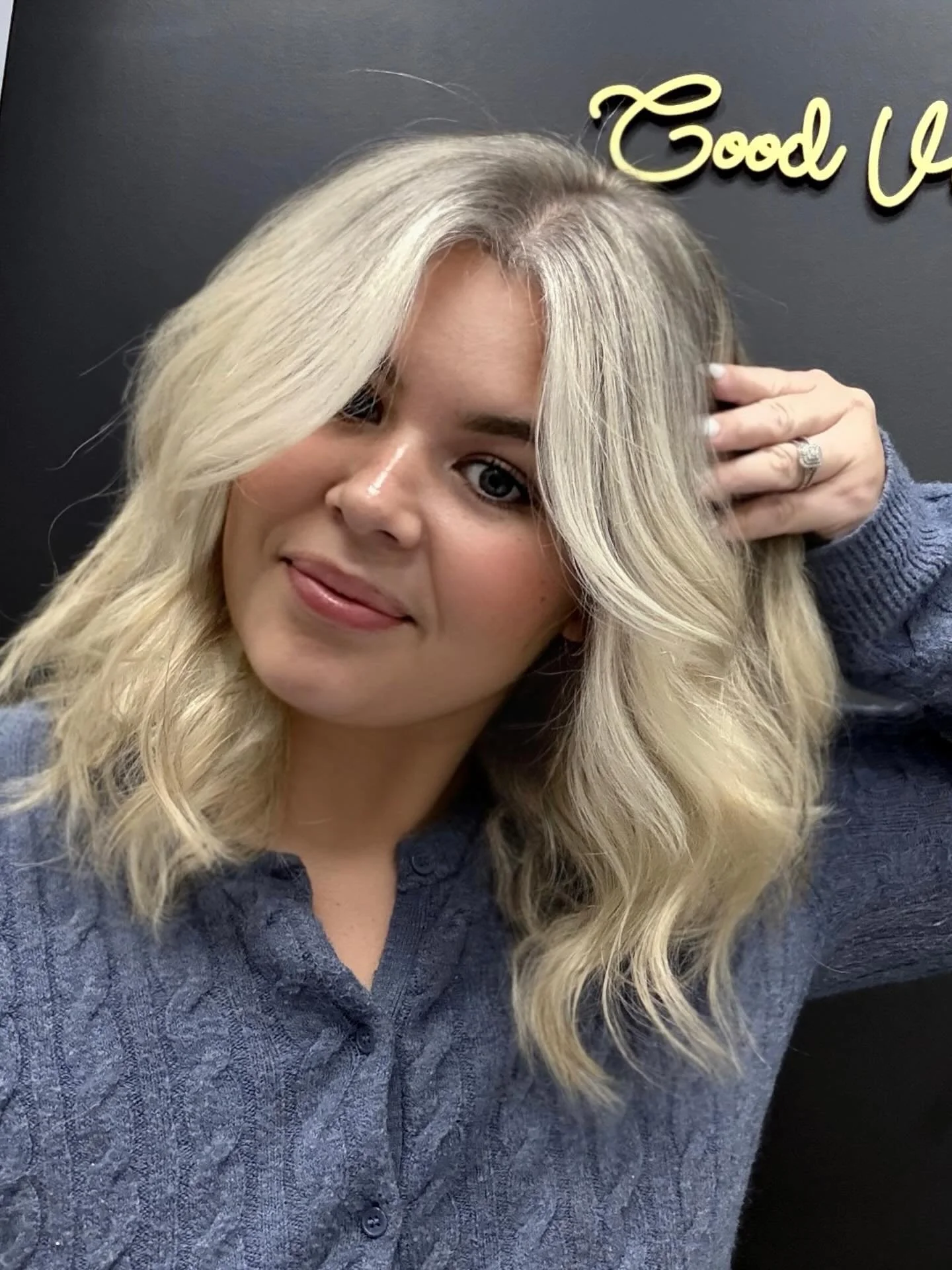 Cashmere Blonde
&hellip;
#blondehair #blondme #blonde #blondes #blondespecialist #blondehighlights #wavyhair #haircolor #haircolorist #mississaugahair #mississaugahairstylist #mississaugasalon #