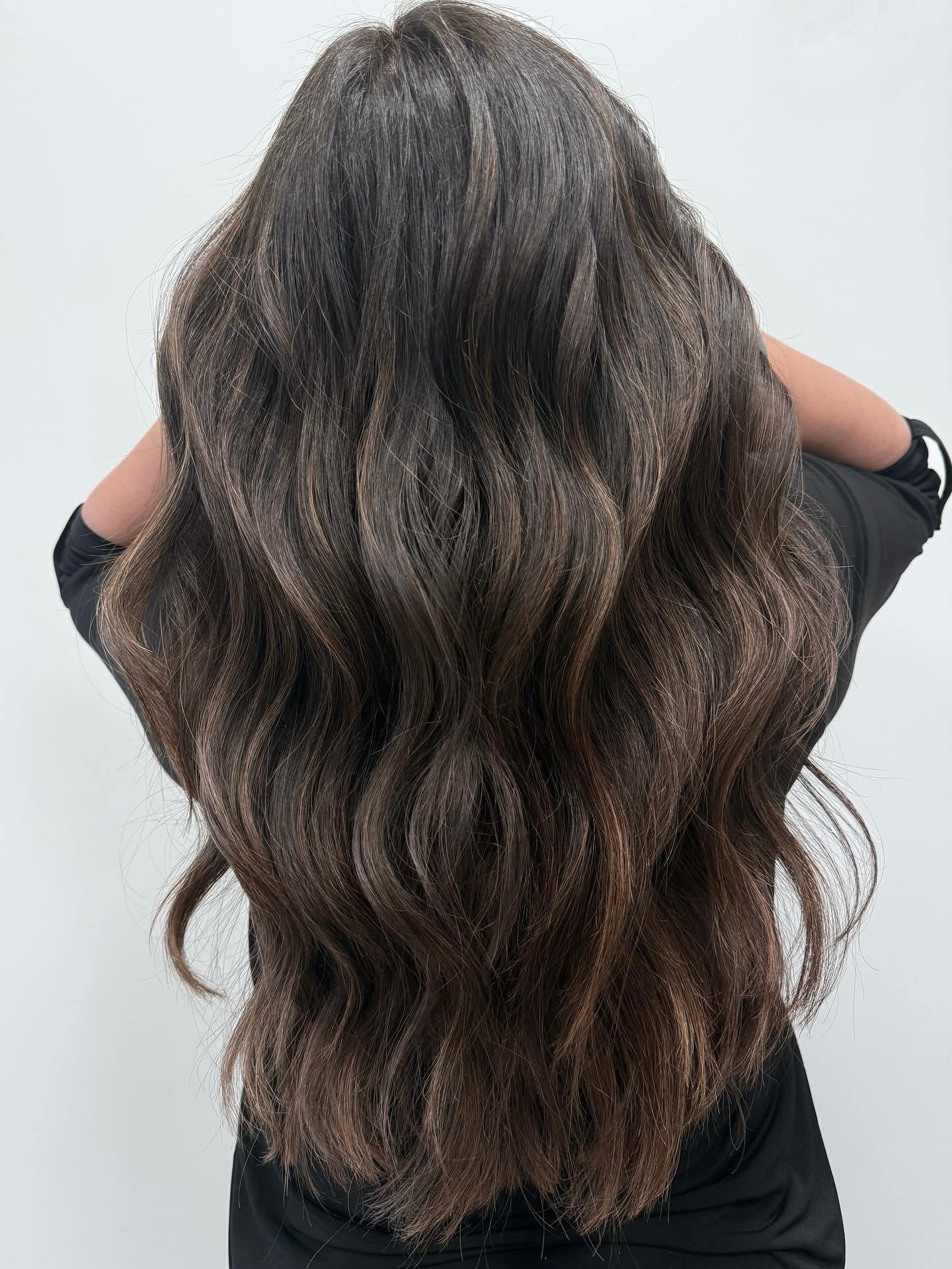 So subtle 
&hellip;
#brunette #brunettes #brunettebalayage #brunettehair #balayage #livedinhaircolor #livedinbrunette #brownhair #wavyhair #fallhaircolor #haircolor #haircolorist #haircolorideas #bestofbalayage #hairoftheday