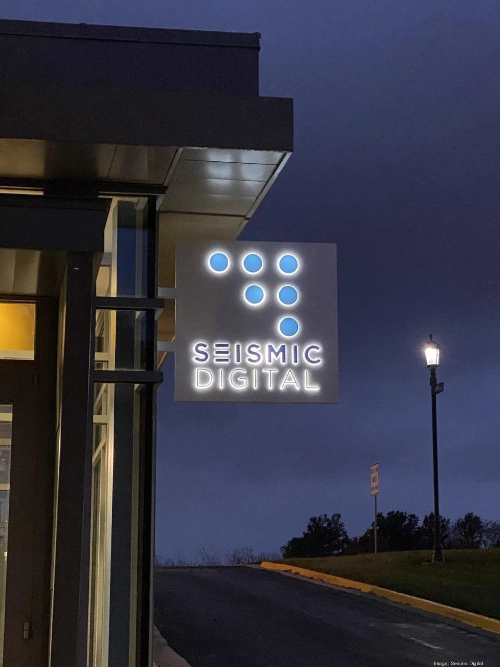Ad Hops at Seismic Digital Presented by StackAdapt and featuring special guest, Newhouse.