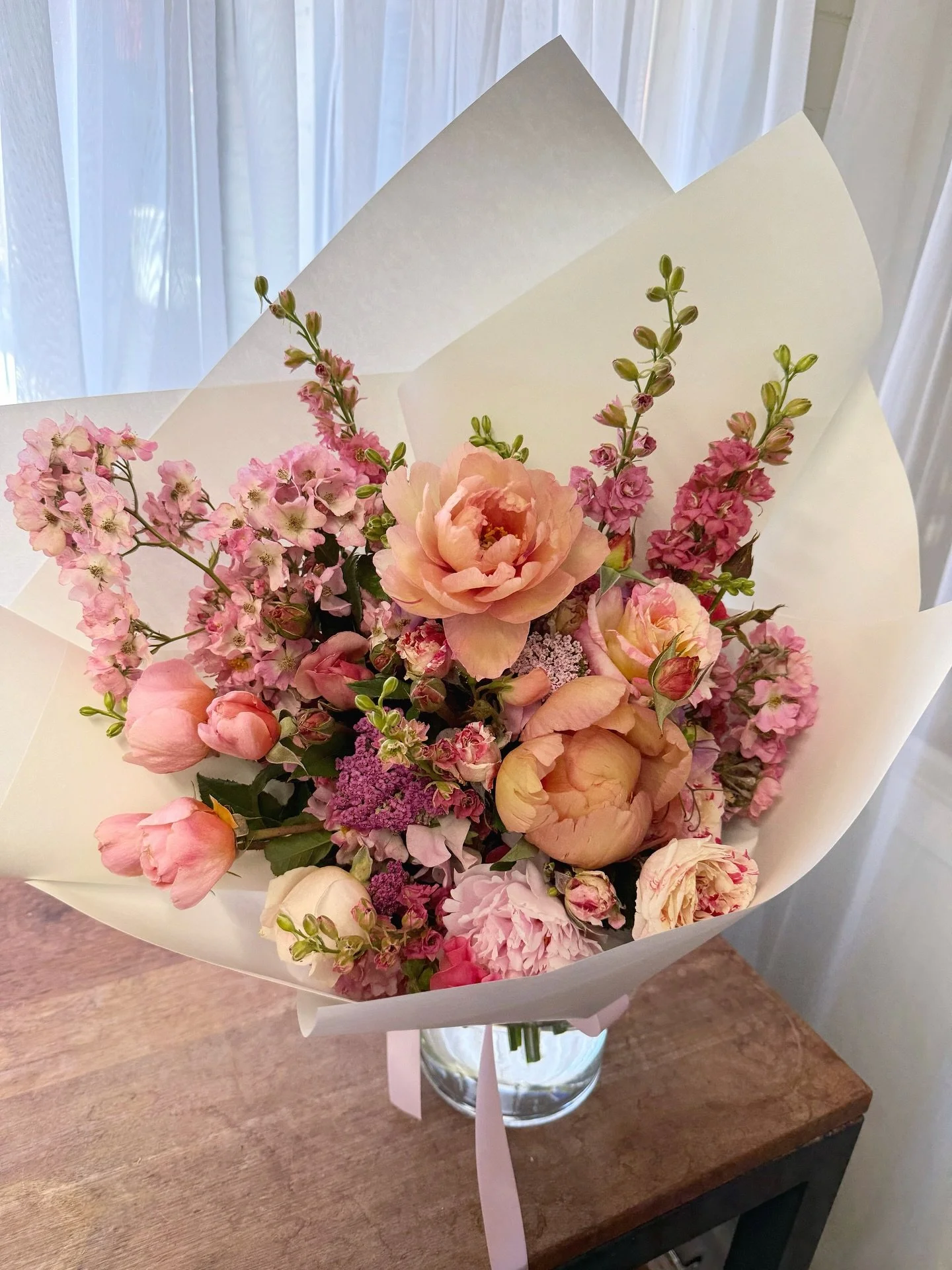 My fav order from today featuring some of my favourite cuts from the farm and some rambling briar rose stems 🍑🌸
&bull;
&bull;
&bull;
#florist #flowers #flowersbungendore #floristbungendore #bungendoreflowers #blooms #treepeonies #roses #gardenroses
