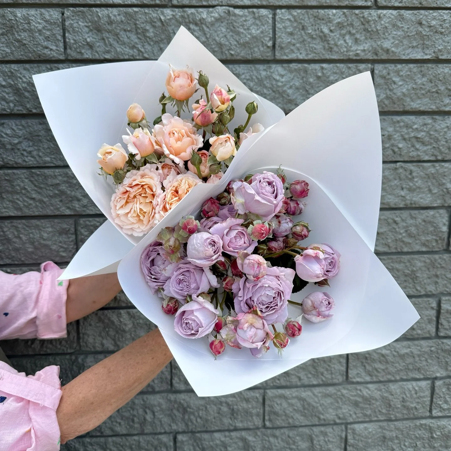 We have bunched our beautiful fragrant garden roses into en masse bouquets ready for your weekend. 

A gentle reminder that all of our fresh flowers are tucked away keeping cool inside the fridge @themalbon_bungendore with Summer well on its way. Ple