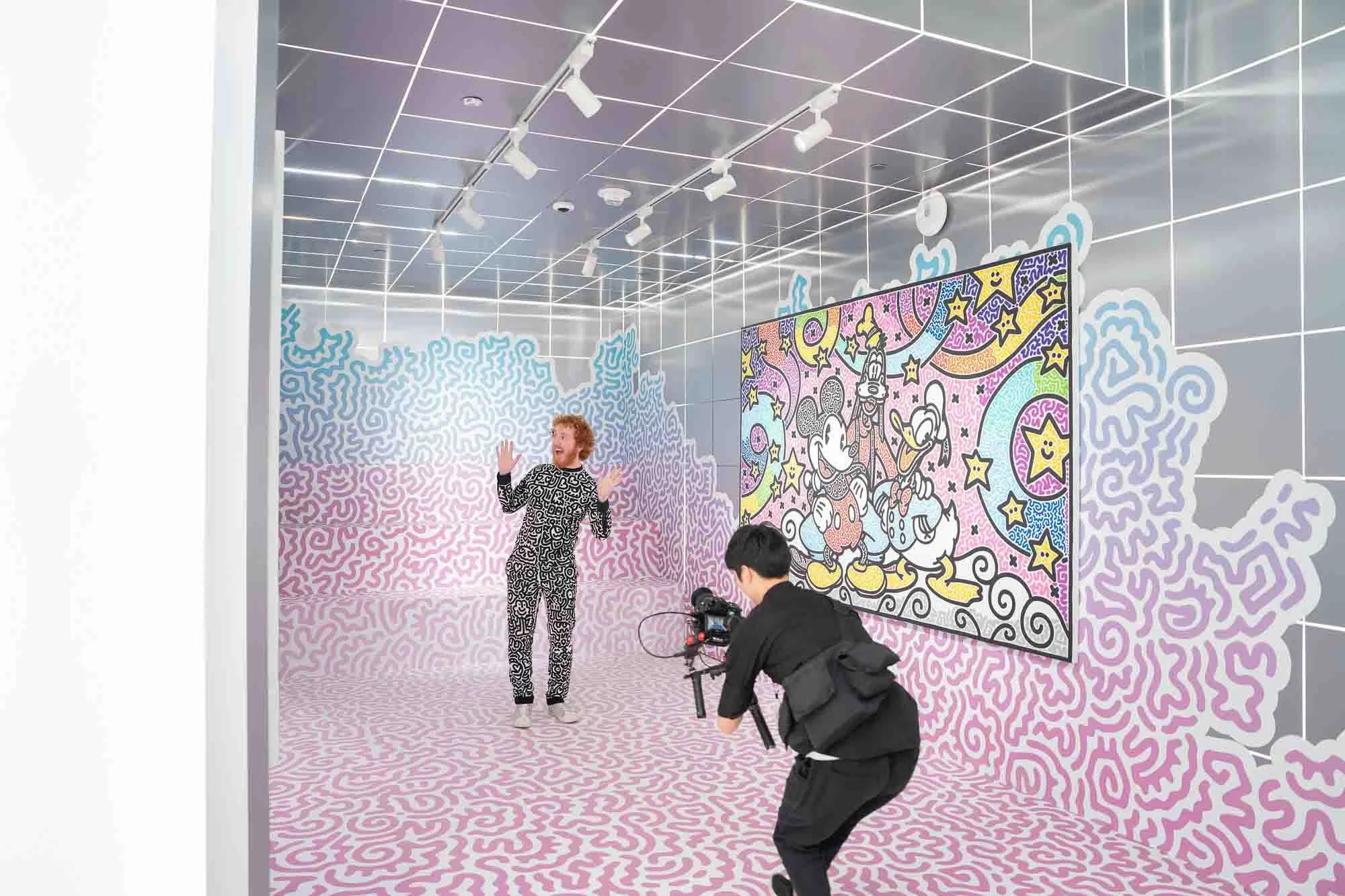 Art exhibition and on-site video production in Macau, capturing installation space, artist presentation and event content filming.｜澳門藝術展覽及現場內容製作拍攝，記錄展覽空間、藝術展示及活動影片製作過程。