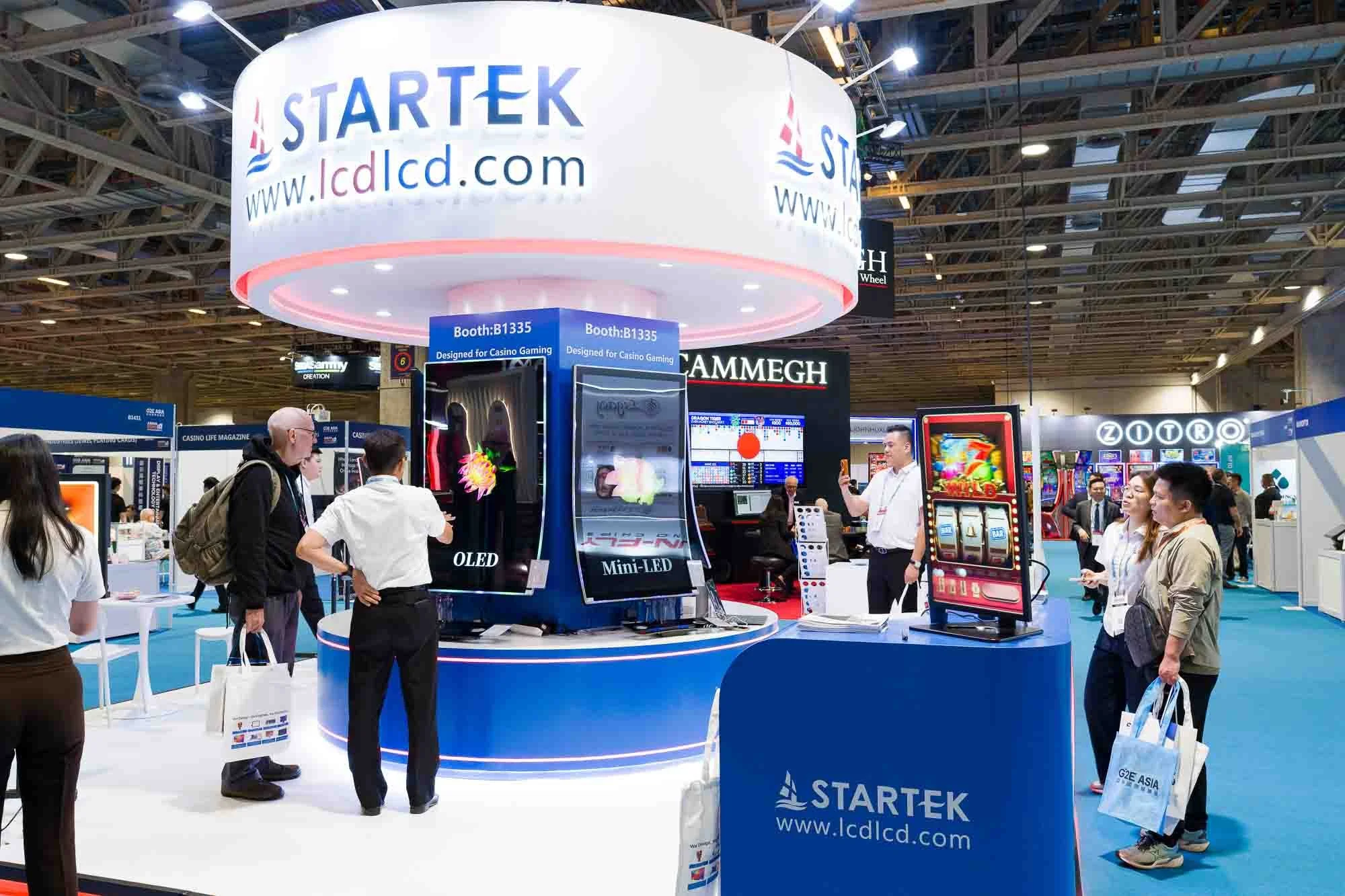 Trade show booth photography in Macau showing product displays, branding and visitor engagement. 澳門展會攤位攝影，紀錄產品展示、品牌佈置、展位設計及參觀者互動。