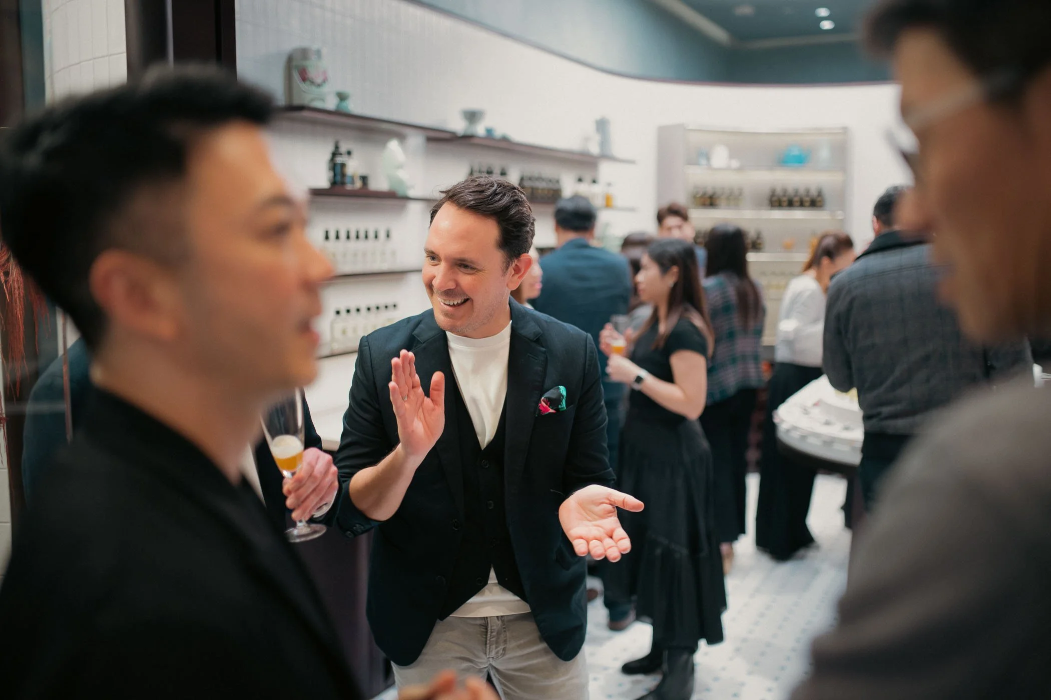 VIP reception and guest interaction at a retail brand event in Macau, photographed by Crio Media.Crio Media 於澳門高端零售品牌活動拍攝 VIP 接待、賓客交流、店內氣氛及自然互動畫面。