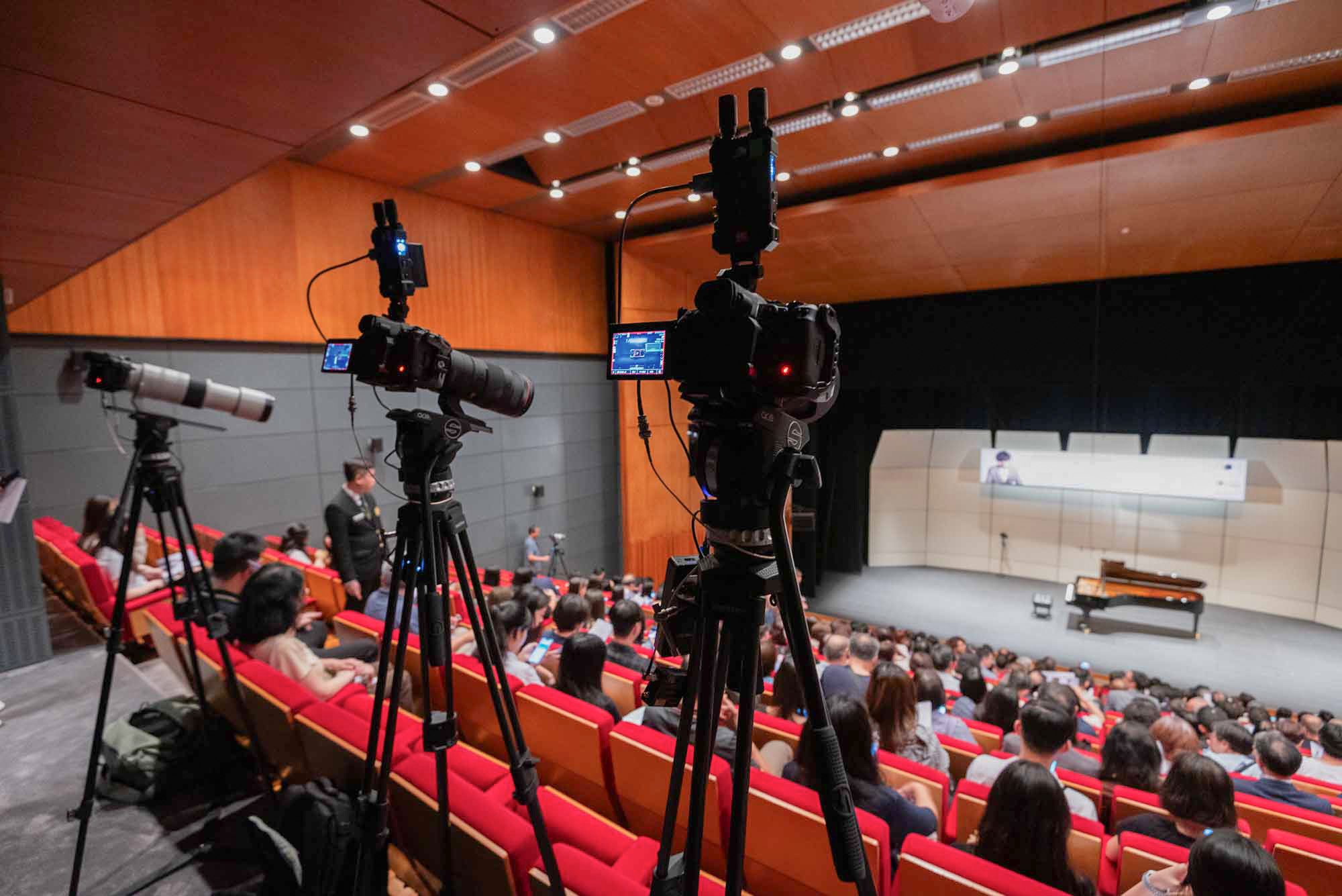 Multi-camera event recording for performances, presentations and live event moments, capturing different angles for a fuller video record.｜多機活動錄影服務，適合表演項目、會議演示及現場活動紀錄，從不同角度捕捉完整畫面。