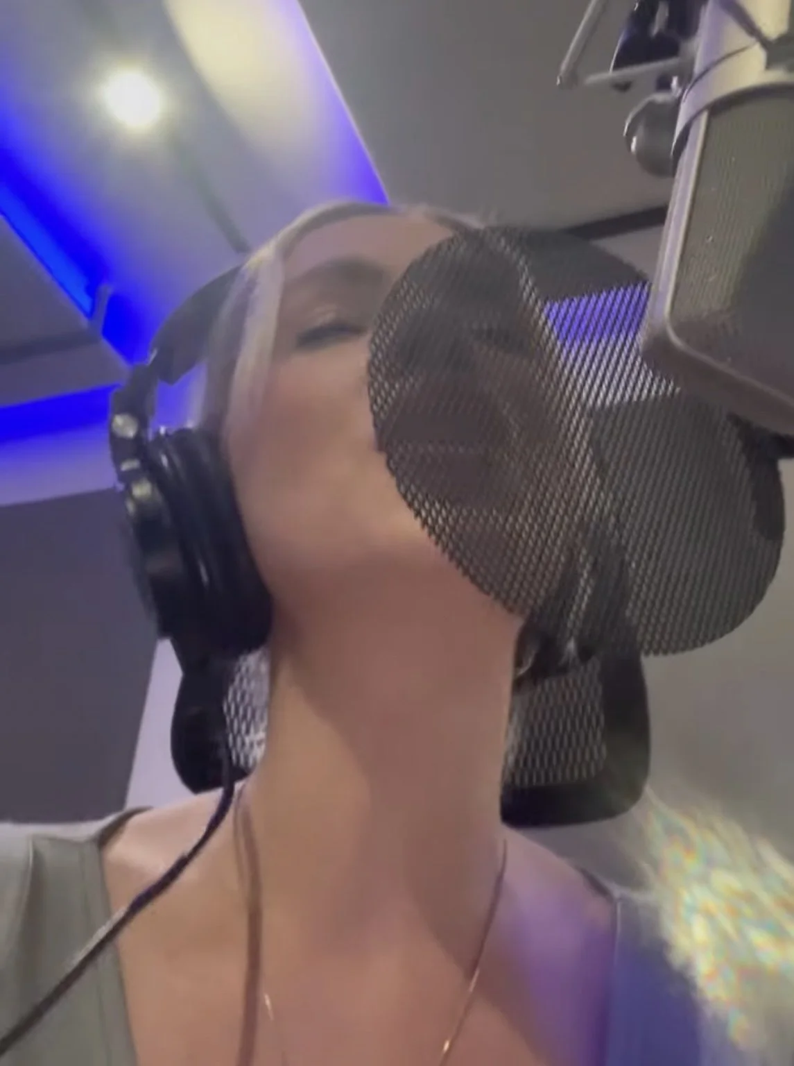 Pop recording artist utilizing Neumann U87 Microphone and sE Electronics Pro Metal Pop Filter. No foam sleeve and the Neve 1073SPX Pre-Amp & EQ allow for a silky-and-smooth top-end vocal performance, aided by Apollo UAD Auto-Tune Real Time.