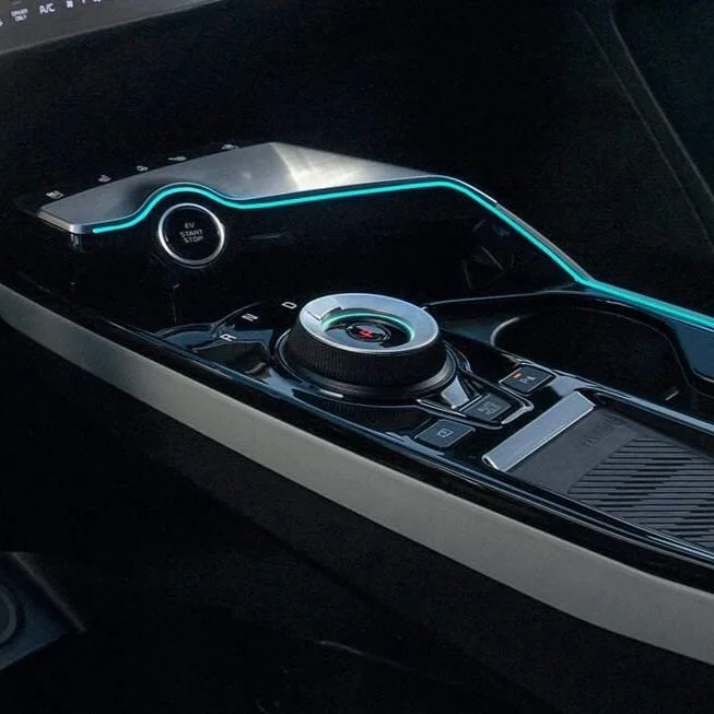 Interno di un'auto di lusso con comandi digitali e illuminazione LED blu