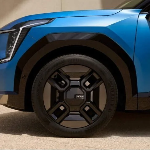 Ruota di un'auto blu con design moderno