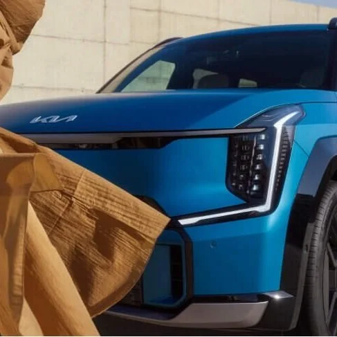 Particolare anteriore di un'auto blu con fari a LED e design moderno