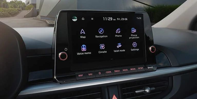 Schermo di un sistema di infotainment di un'auto che mostra le icone per Mappa, Navigazione, Telefono, Proiezione del telefono, Memo vocale, Clima, Modalità vallet, Impostazioni, con orario e data in alto.
