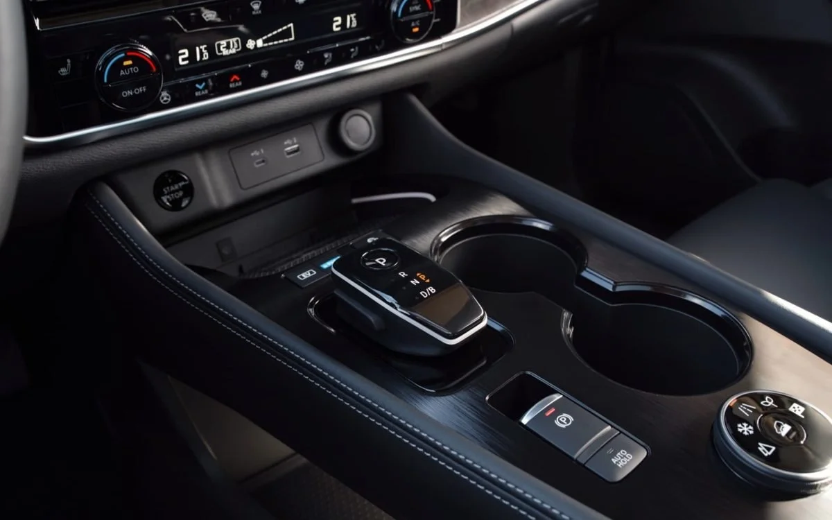 Interno di un'auto con cambio automatico, mostra il pannello centrale con comandi e manopola per i controlli del veicolo.