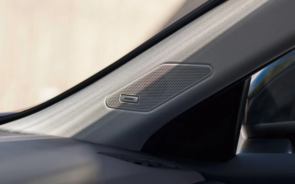 Altoparlante Bose sul cruscotto di un'auto.
