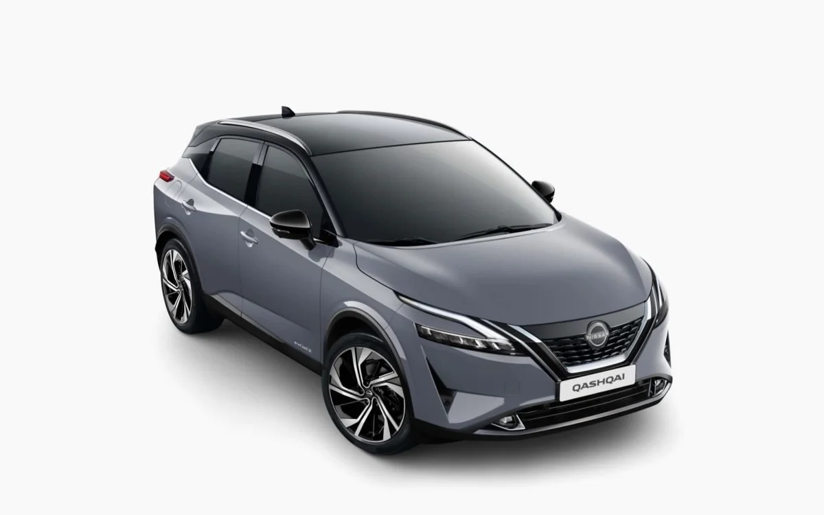 Auto compatta di colore grigio scuro con dettagli neri, vista dall'alto a angolazione frontale.