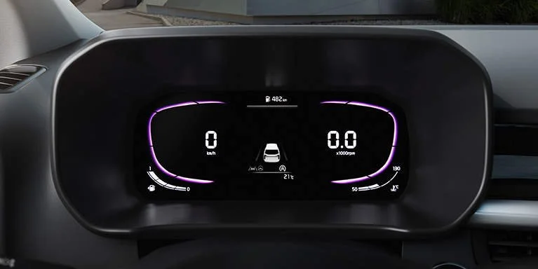 Display digitale di un cruscotto di auto con informazioni sul veicolo e la velocità, impianto di illuminazione in stile neon viola attorno al display.