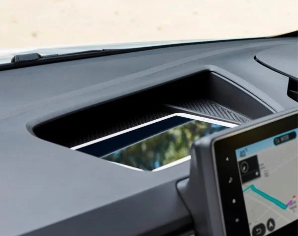 Uno smartphone e un dispositivo di navigazione sopra il cruscotto di un'auto.