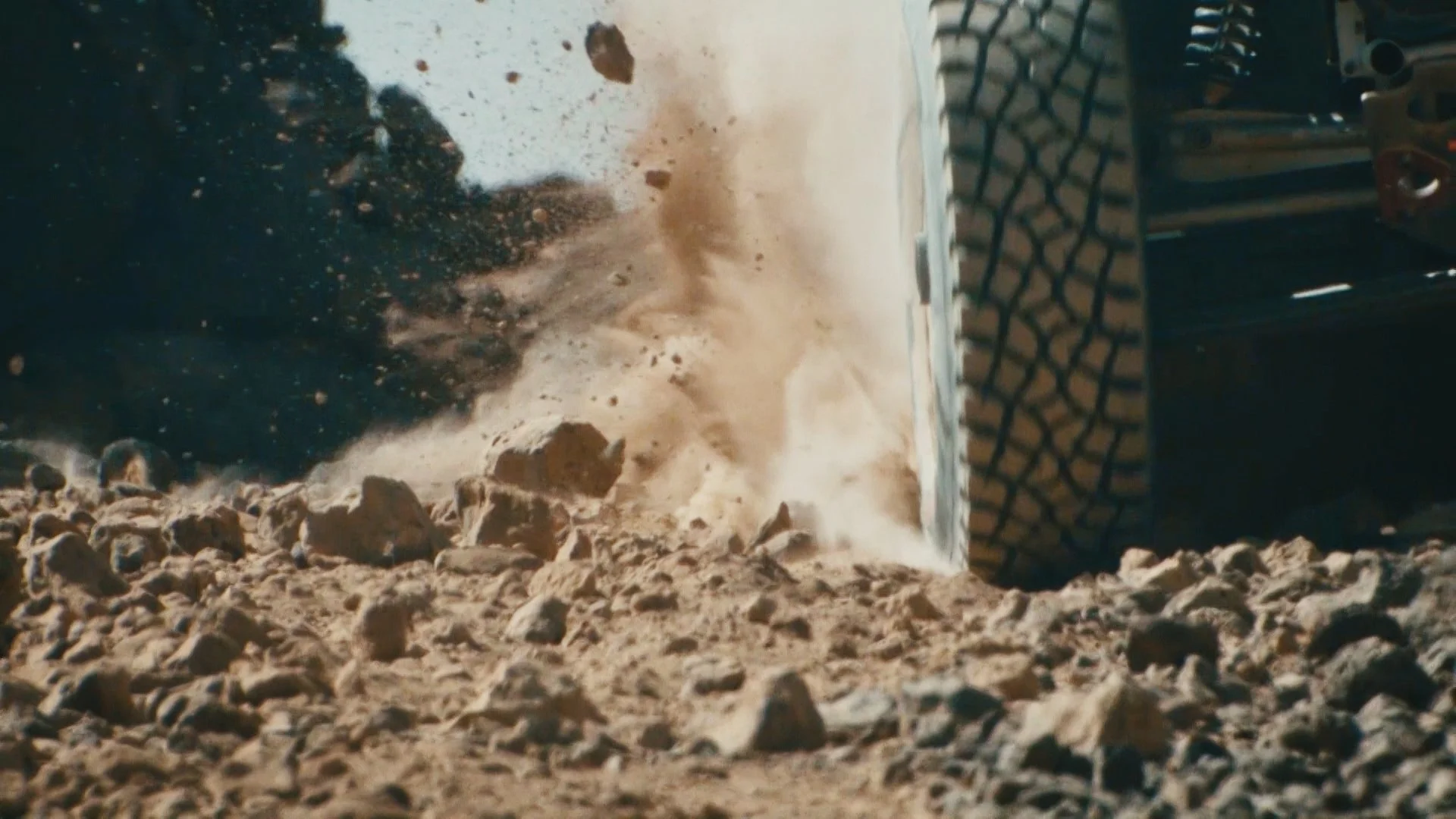 EHM_A659920A_Sara_Price_Chasing_Dakar_Ep1_Discovery_PartBreaks_Textless_10_02_57_15.jpg