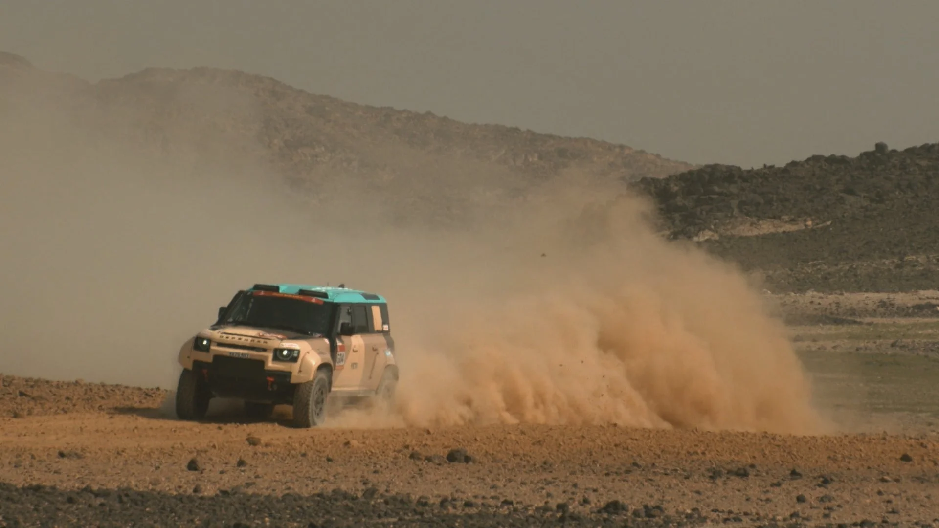 EHM_A659921A_Sara_Price_Chasing_Dakar_Ep2_Discovery_PartBreaks_Textless_10_46_15_03.jpg
