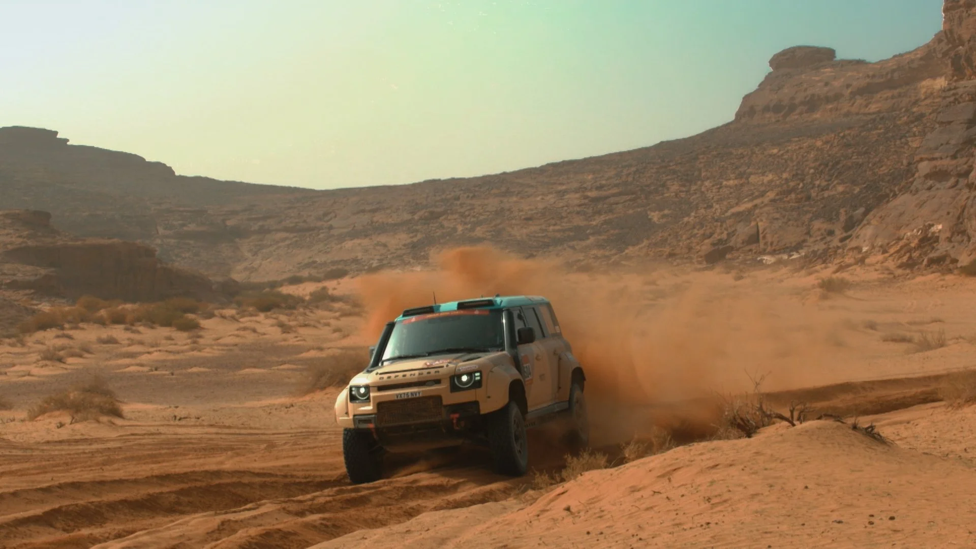 EHM_A659921A_Sara_Price_Chasing_Dakar_Ep2_Discovery_PartBreaks_Textless_10_24_08_12.jpg