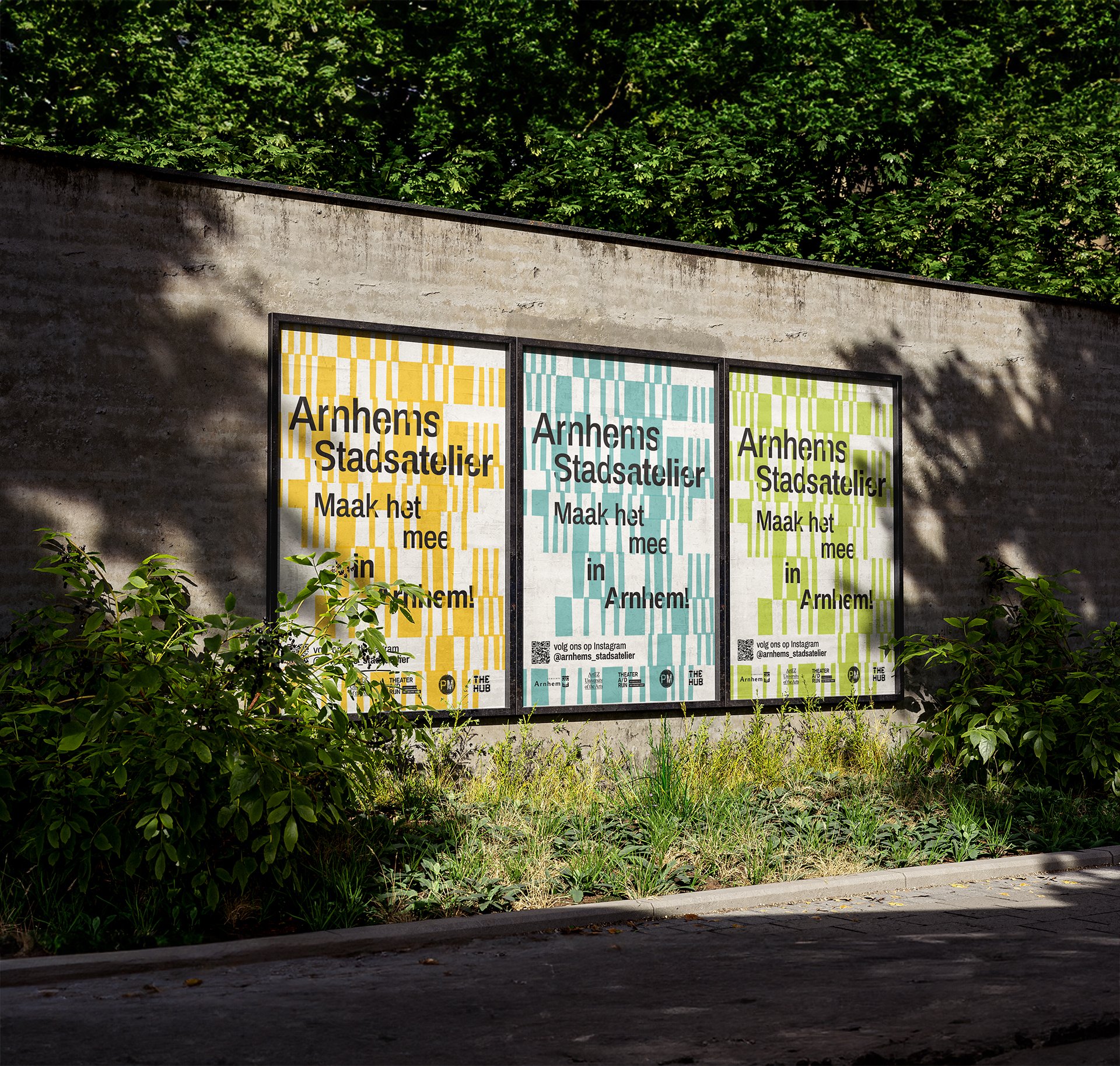 Drie posters voor Arnhems Stadsatelier met gele, lichtblauwe en groene grafische patronen aan een betonnen muur.