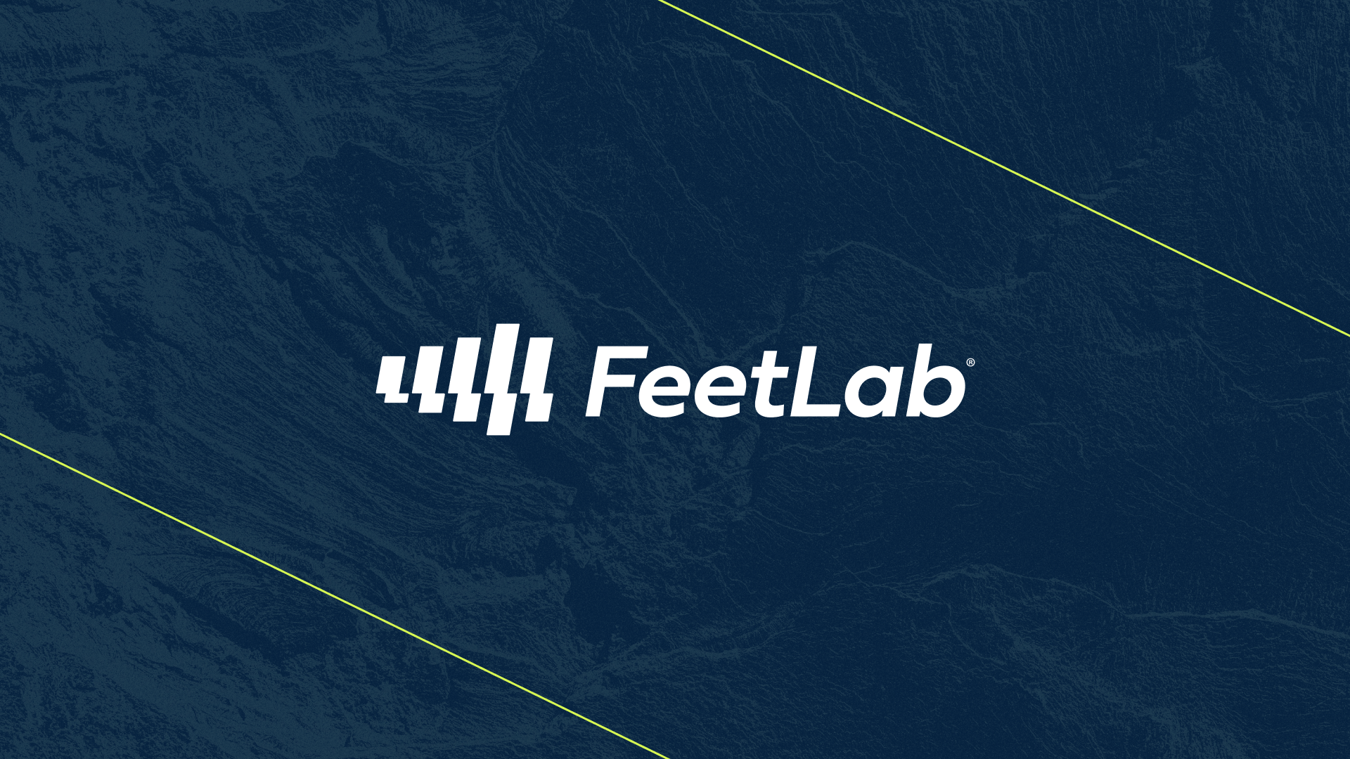 Wit FeetLab-logo op een donkerblauwe achtergrond met diagonale geelgroene lijnen.