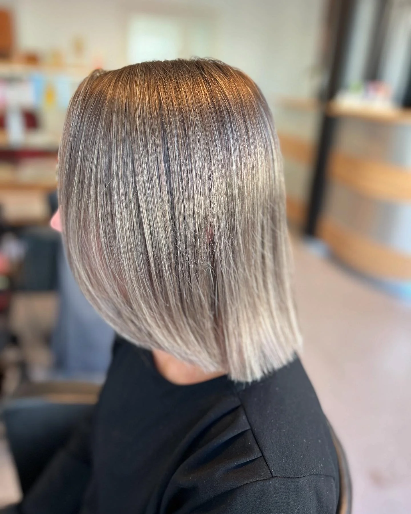 Inte alla som vill bli m&ouml;rkare till h&ouml;sten🍂
Fokus p&aring; en kall och h&aring;llbar f&auml;rg🌟

Sugen p&aring; att boka tid? F&ouml;lj l&auml;nken i beskrivningen eller sl&aring; en pling p&aring; 0761661462 🧡