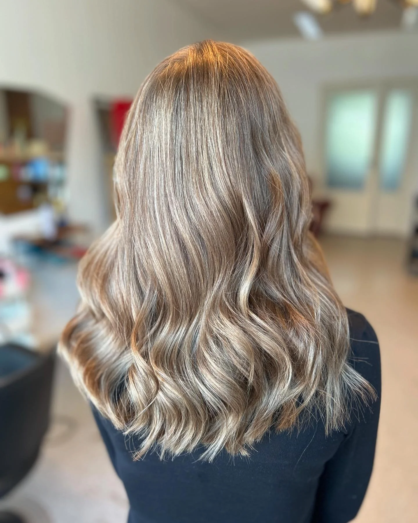 M&ouml;rkare, friskare men framf&ouml;rallt glansen 🤩

Sugen p&aring; att boka tid? F&ouml;lj l&auml;nken i beskrivningen🧡