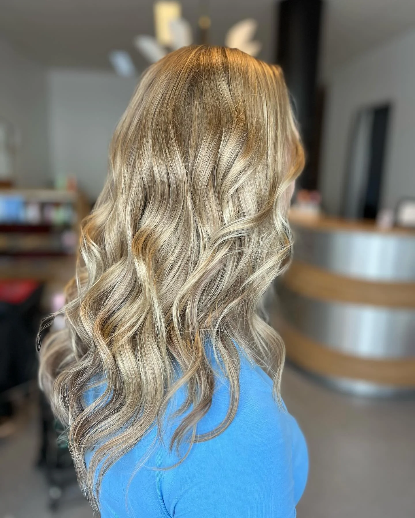 Bort med brunns gr&ouml;nt h&aring;r till denna lyxblonda f&auml;rg🤩
H&auml;r har vi &auml;ven satt i 2pkt utav beautyworks l&ouml;sh&aring;r✨

Sugen p&aring; att boka tid? F&ouml;lj l&auml;nken i beskrivningen🧡