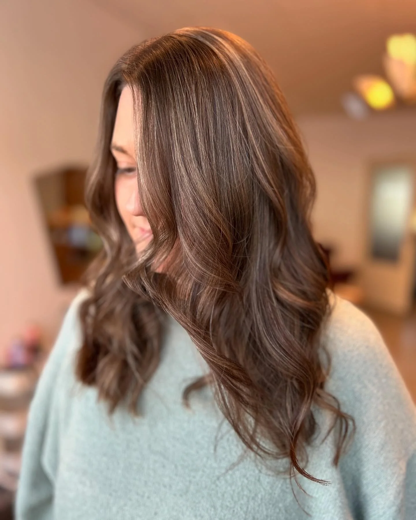 Att liva upp h&aring;ret med slingor gjorde susen!🤎

T&auml;nk p&aring; att boka din tid inf&ouml;r jul! Boka genom l&auml;nken i beskrivningen eller sl&aring; en pling p&aring; 0761661462🧡