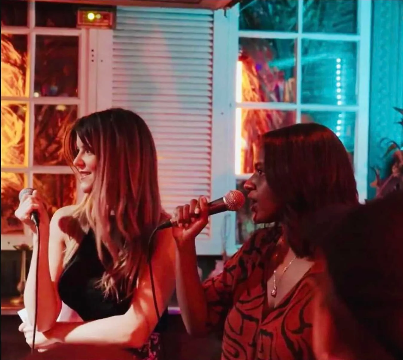 Les membres des Guerrières de la Paix lors d'un concert à la Favela Chic