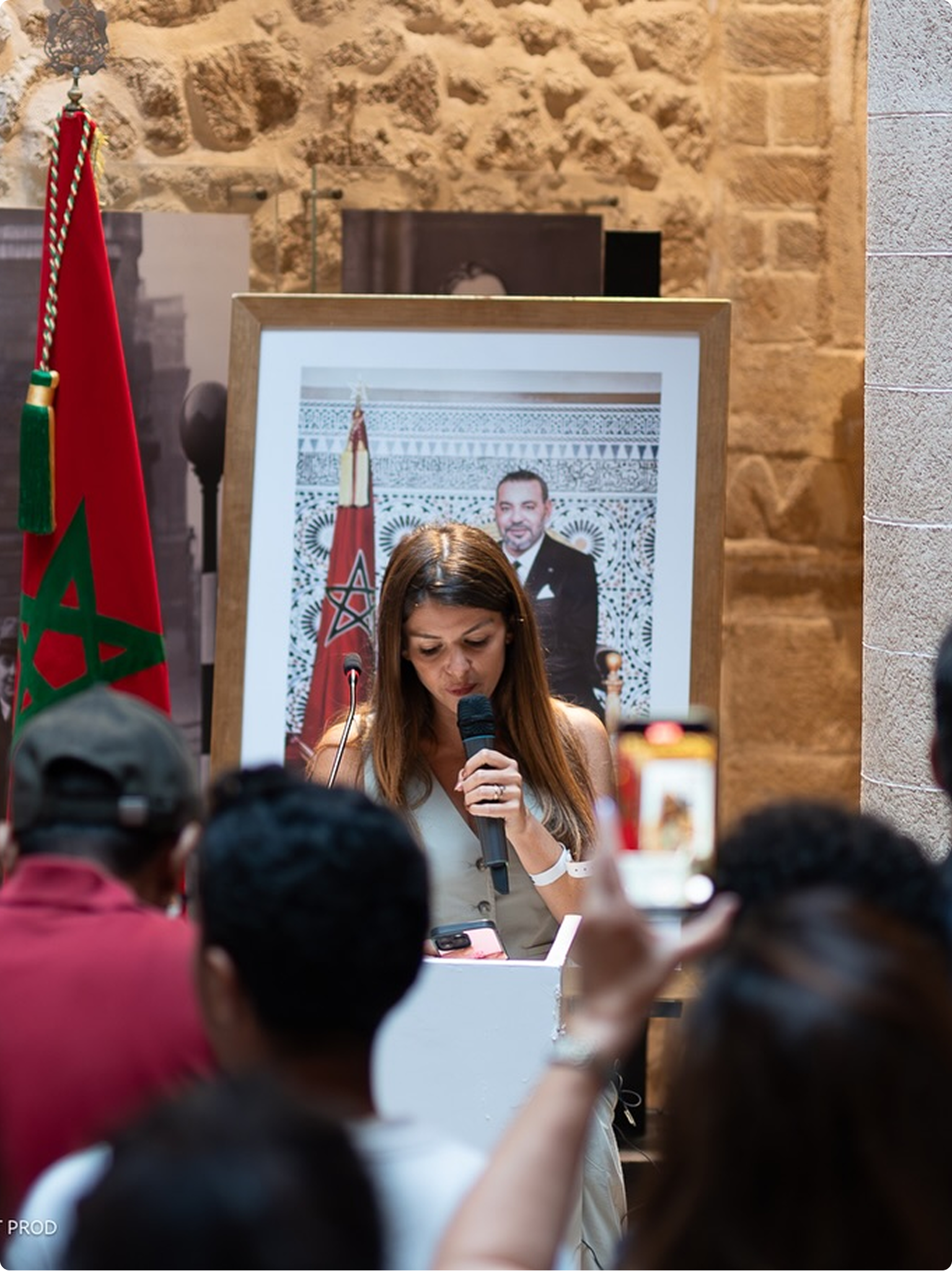 Hanna Assouline faisant un discours au Forum des Femmes pour la Paix à Essaouira