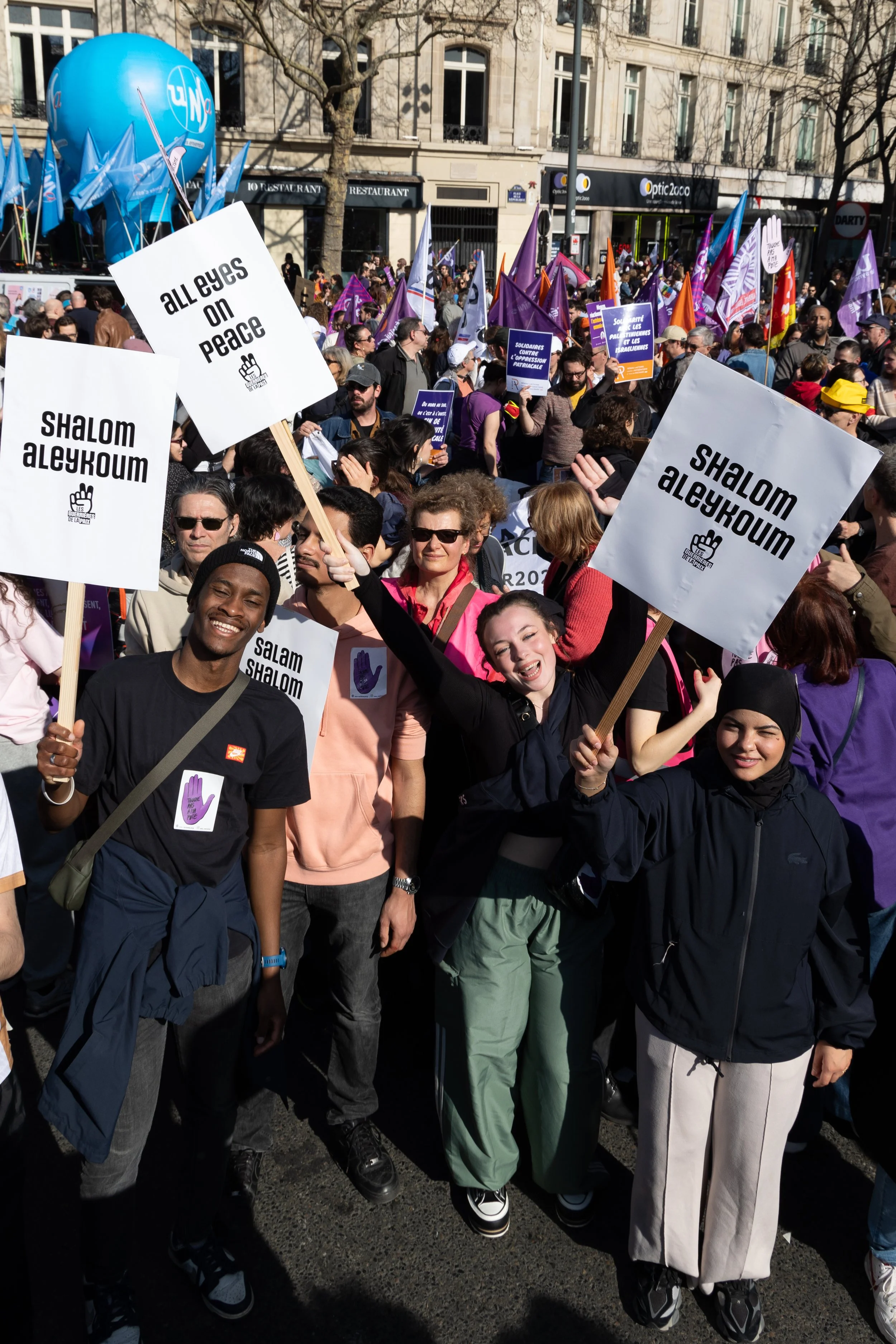 Manifestants dans le cortège des Guerrières de la Paix le 8 mars