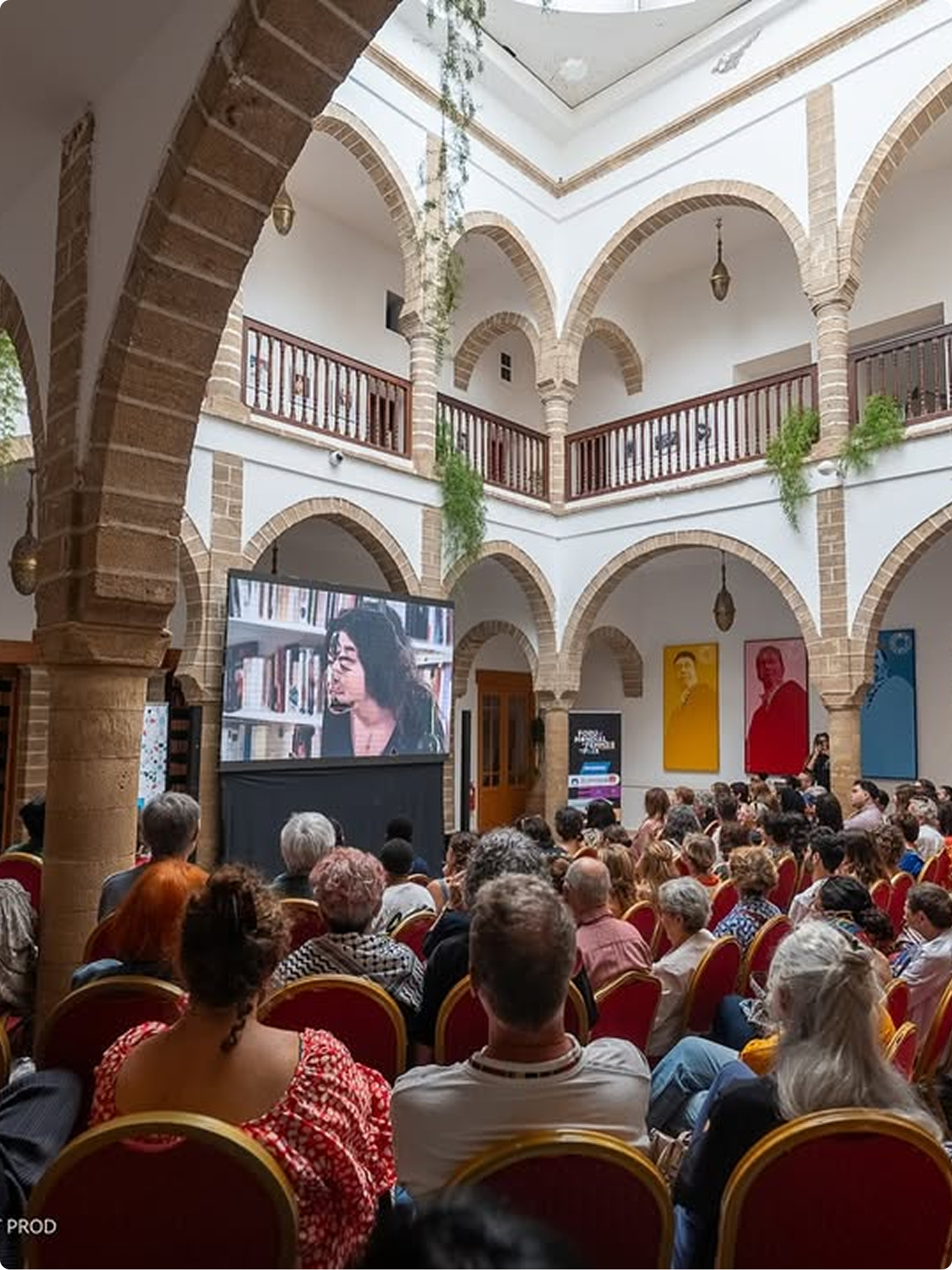 Projection d'un film lors du Forum Mondial des Femmes pour la Paix