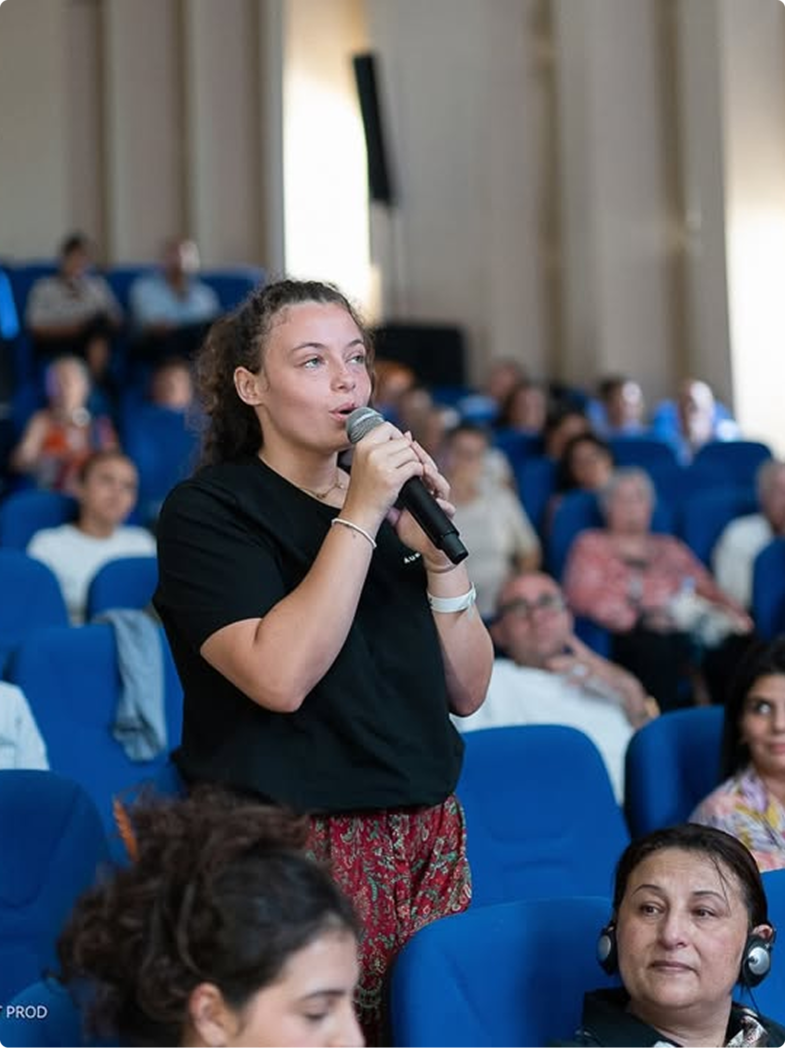 Intervenante posant une question au Forum des Femmes pour la Paix à Essaouira