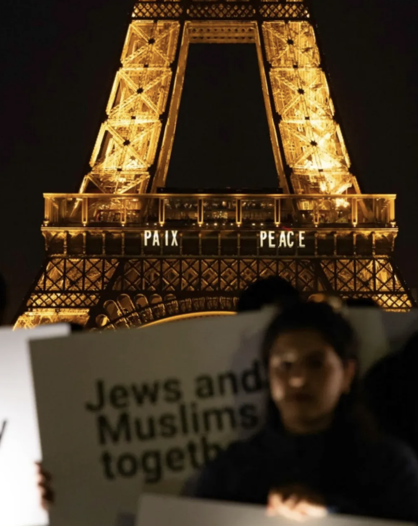 La Tour Eiffel avec écrit Paix et Peace dessus