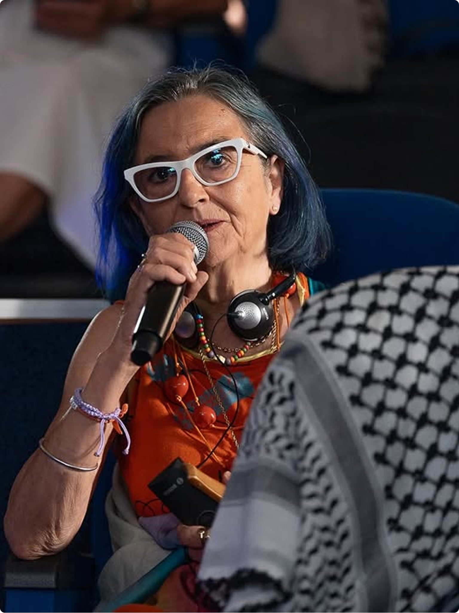 Participante du Forum des Femmes pour la Paix posant une question