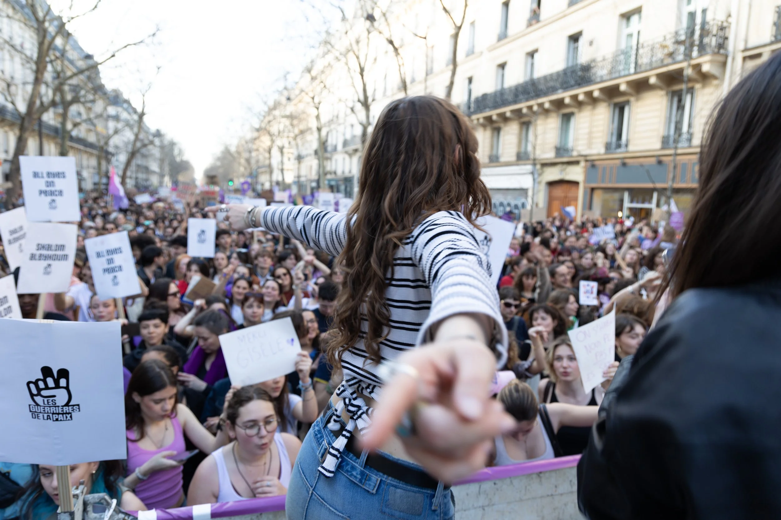 Les Guerrières de la Paix lors d'une marche féministe