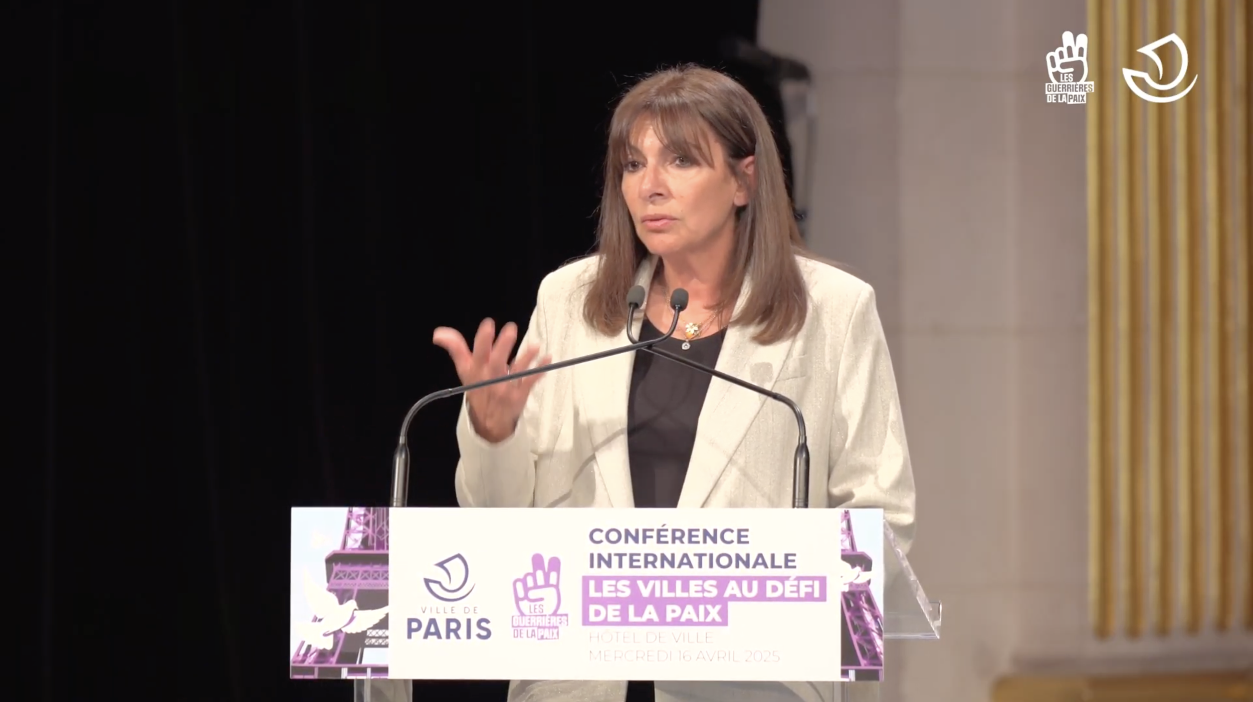 Anne Hidalgo faisant un discours lors de la conférence sur les Villes au défi de la Paix à Paris