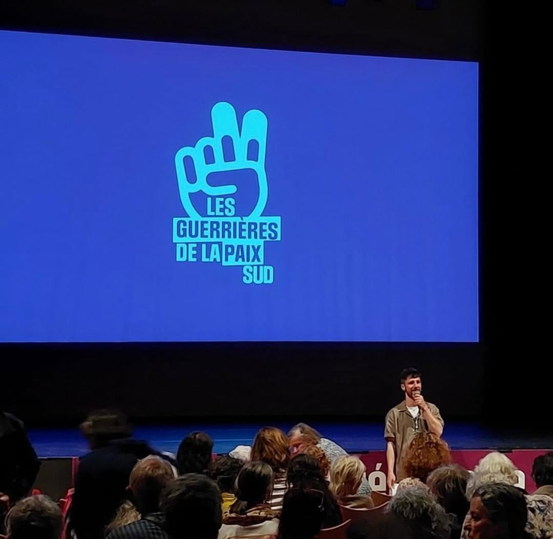 Projection du logo de la section Sud des Guerrières de la Paix