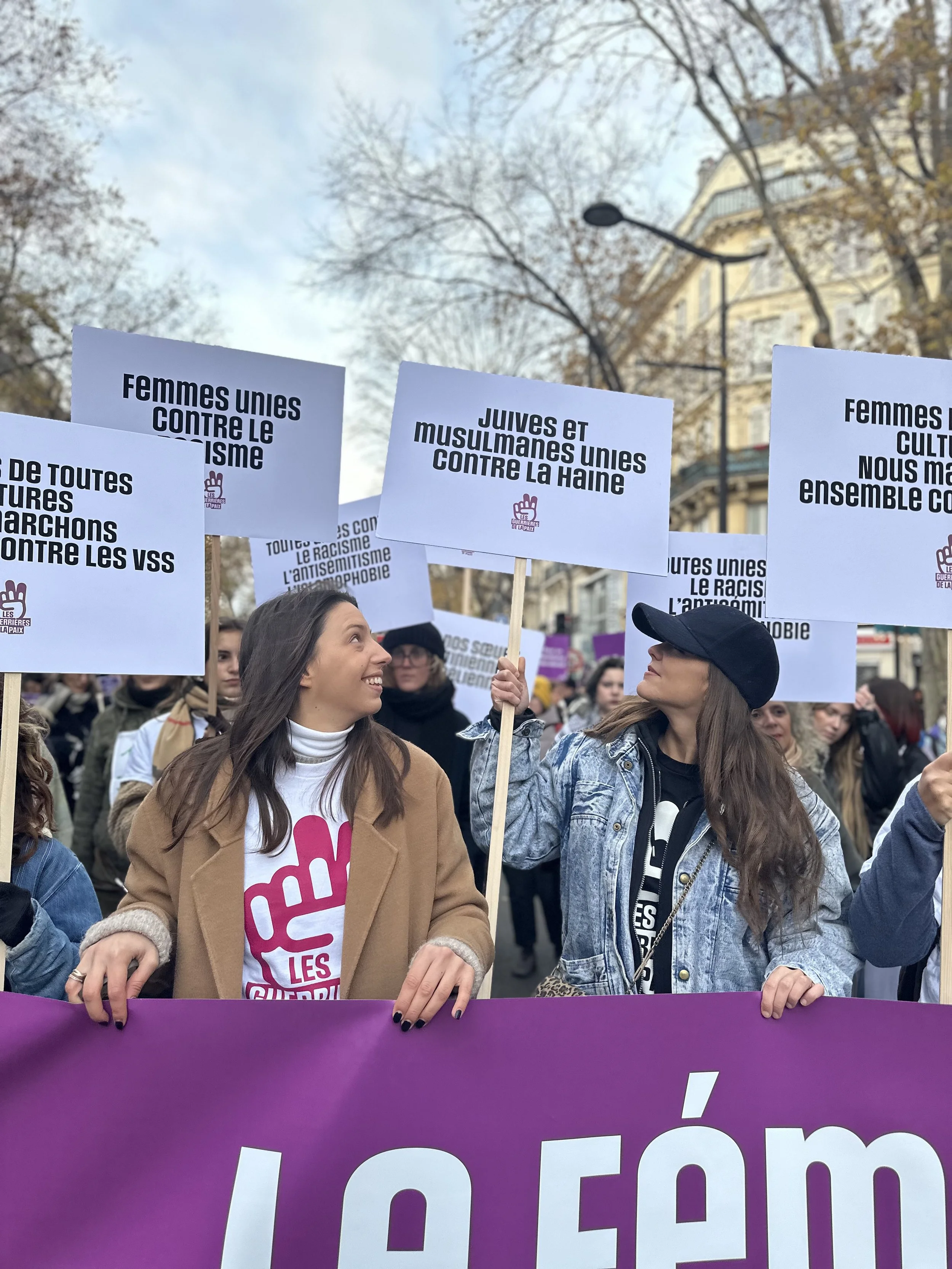 Des membres des Guerrières de la Paix lors d'une marche féministe