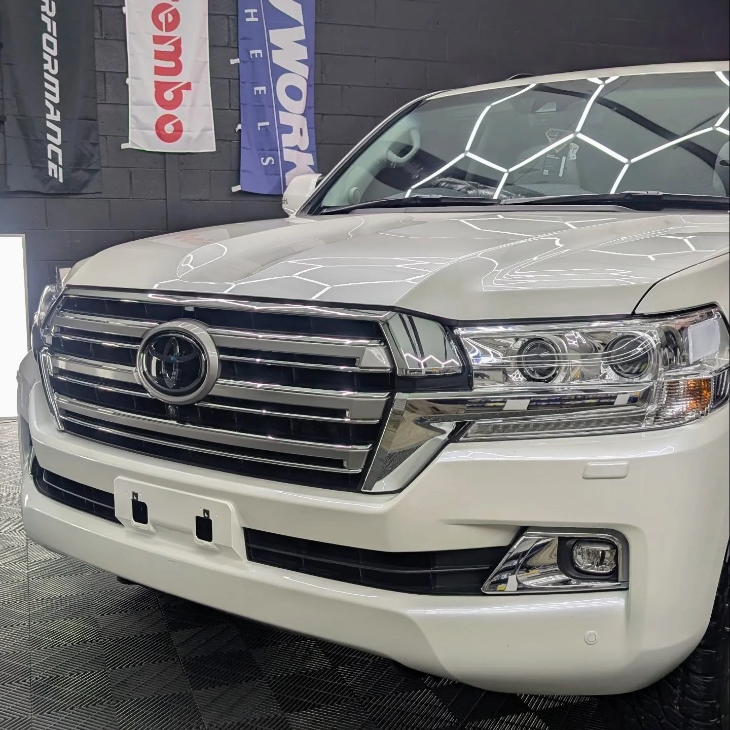 Landcruiser Sahara 
A second hand purchase, in for a reset and ceramic coating.
We achieved great results removing built up browning around badges and panel edges, red dirt staining, water etchings and overall bringing the gloss back to that "