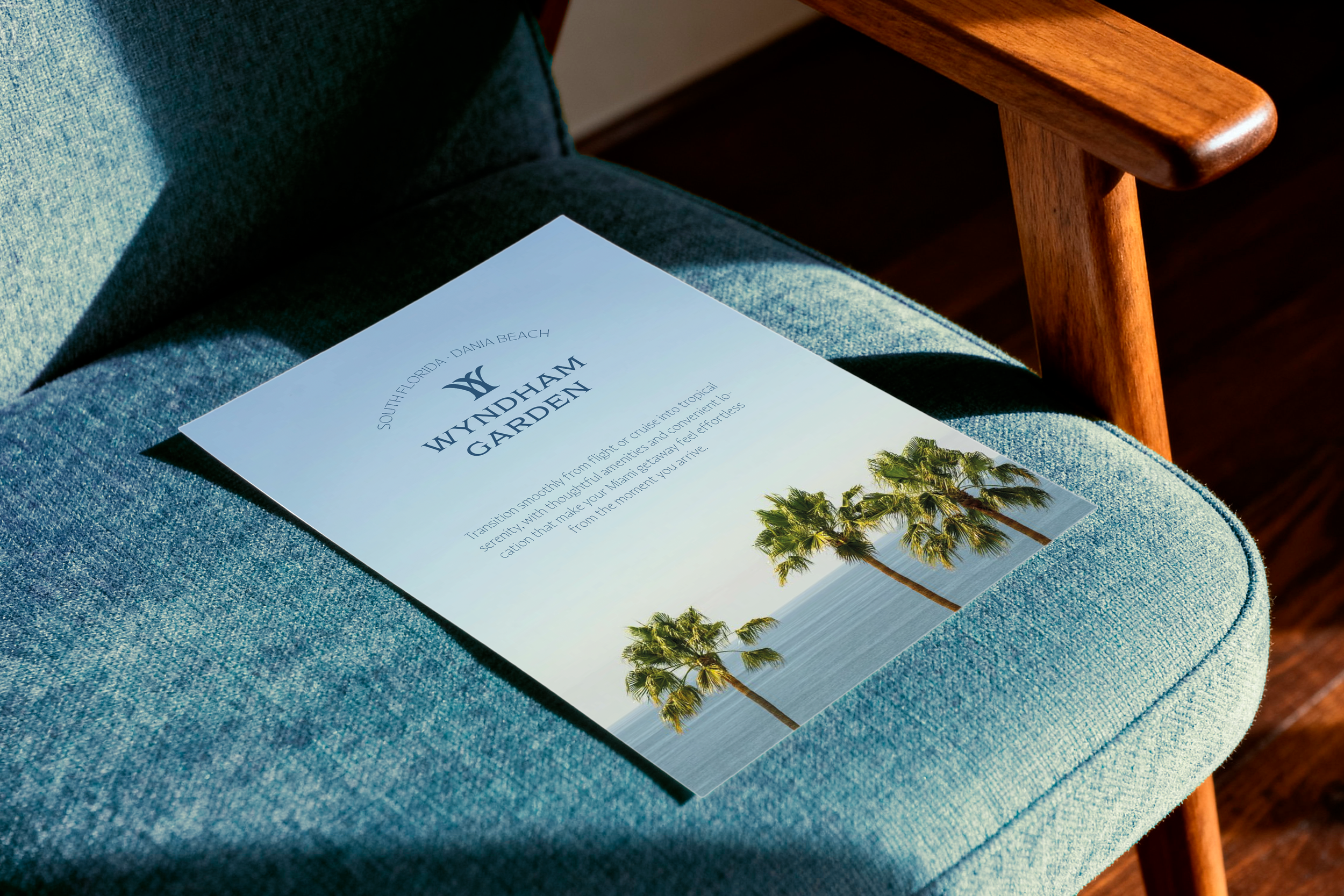 Folleto turístico para Windham Garden en South Florida, Dania Beach, con una imagen de palmeras junto al mar y texto explicativo.