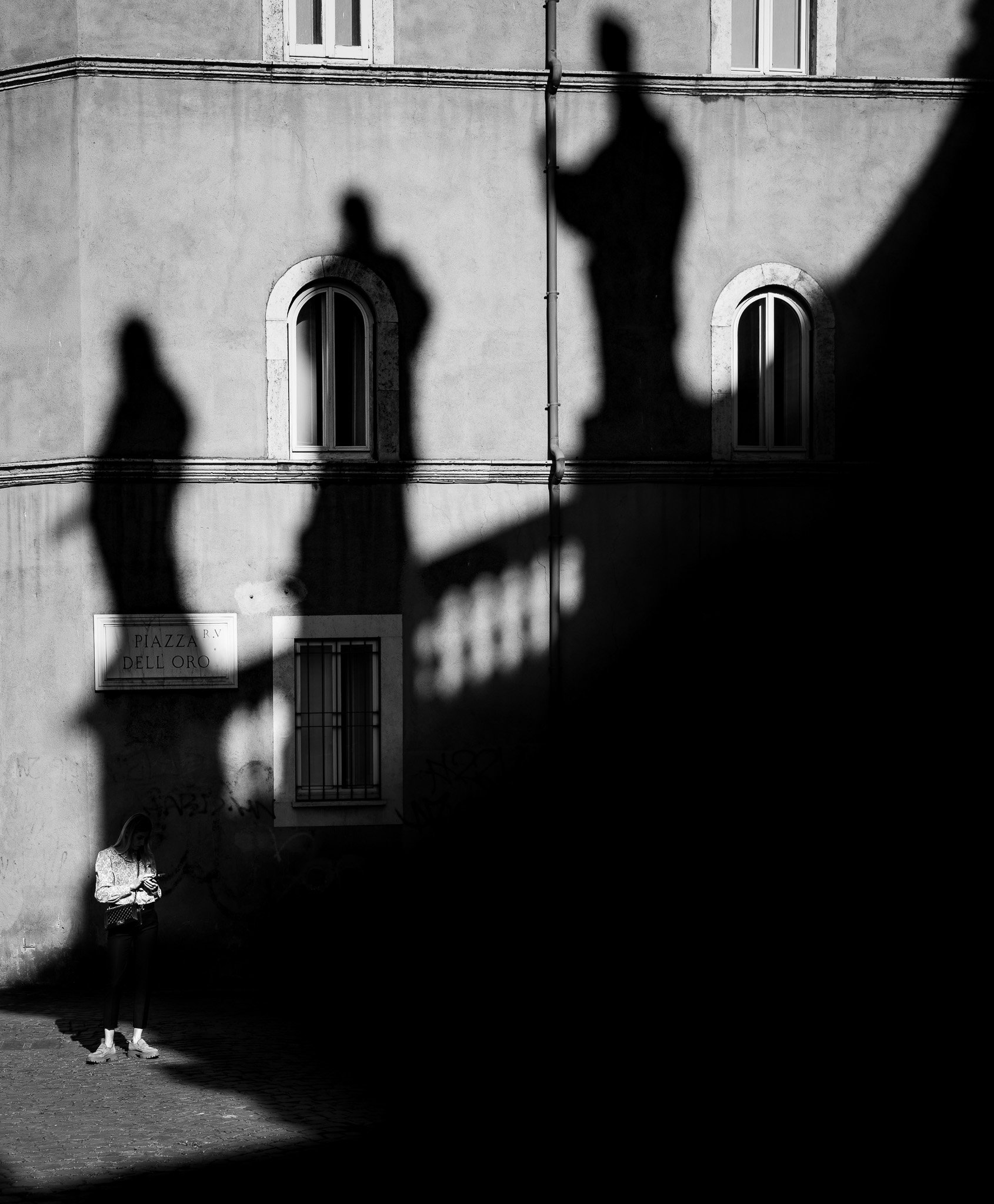 "Streets of Rome: 3 giants + 1 human"
Papier: Hahnemühle William Turner //
Motiv: 300 x 363 mm //
Rahmen: 419 x 520 mm; 20 mm Eiche, schwarz; Passepartout hochweiss; 10 mm Weißrand; Museumsglas //
Edition: 30 (3 AP) //
€ 300,00
